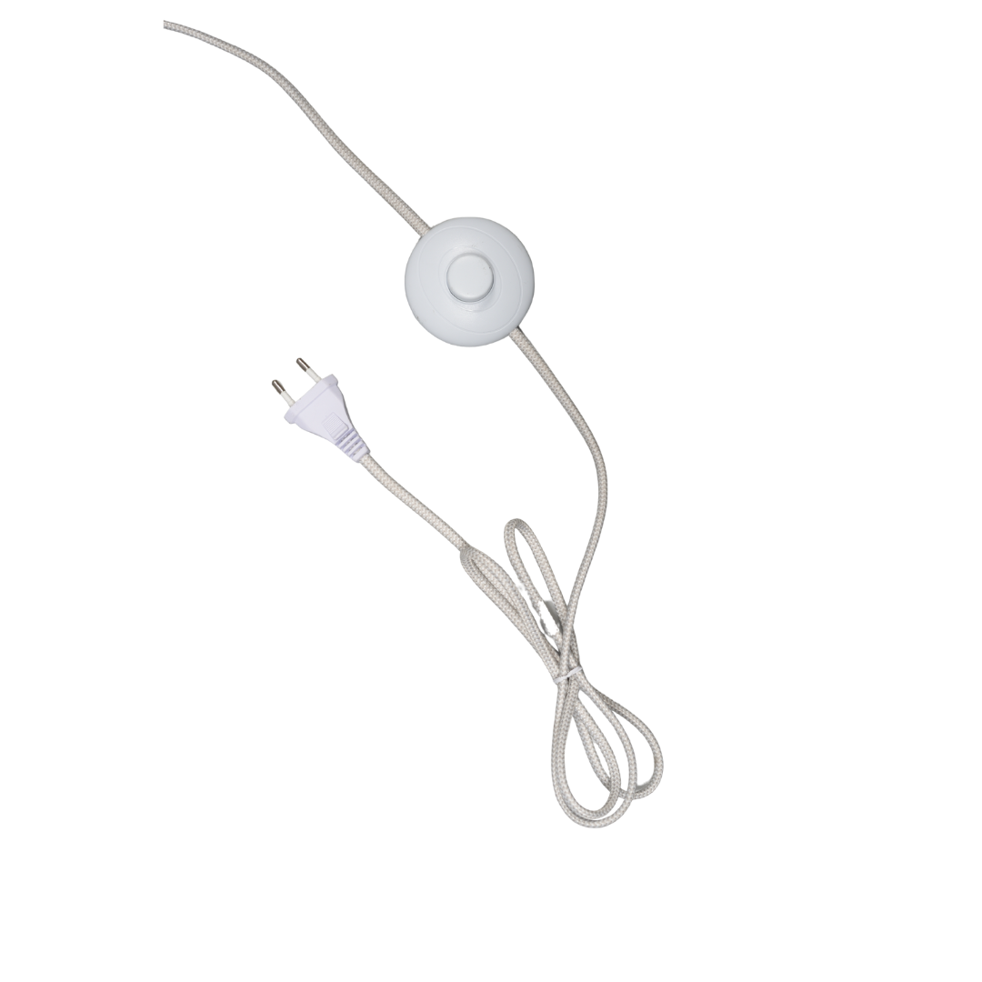 Ein Bild aus dem Taiga Store von taiga.green. Ein weißes Stromkabel mit einem runden Inline-Schalter und einem zweipoligen Stecker, lose aufgerollt vor einem schlichten weißen Hintergrund. Jetzt bestellen im Eco Shop von www.taiga.green. Hier nachhaltig einkaufen mit dem Taiga Eco Rating