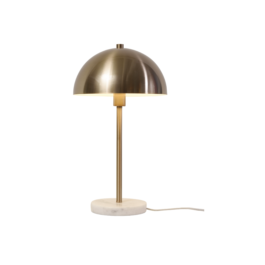 Ein Bild aus dem Taiga Store von taiga.green. Eine moderne Tischleuchte mit einem kuppelförmigen Metallschirm, einem schlanken vertikalen Ständer und einem runden weißen Marmorsockel. Die Lampe ist mit einem sichtbaren Kabel ausgestattet, das vom Sockel ausgeht. Jetzt bestellen im Eco Shop von www.taiga.green. Hier nachhaltig einkaufen mit dem Taiga Eco Rating