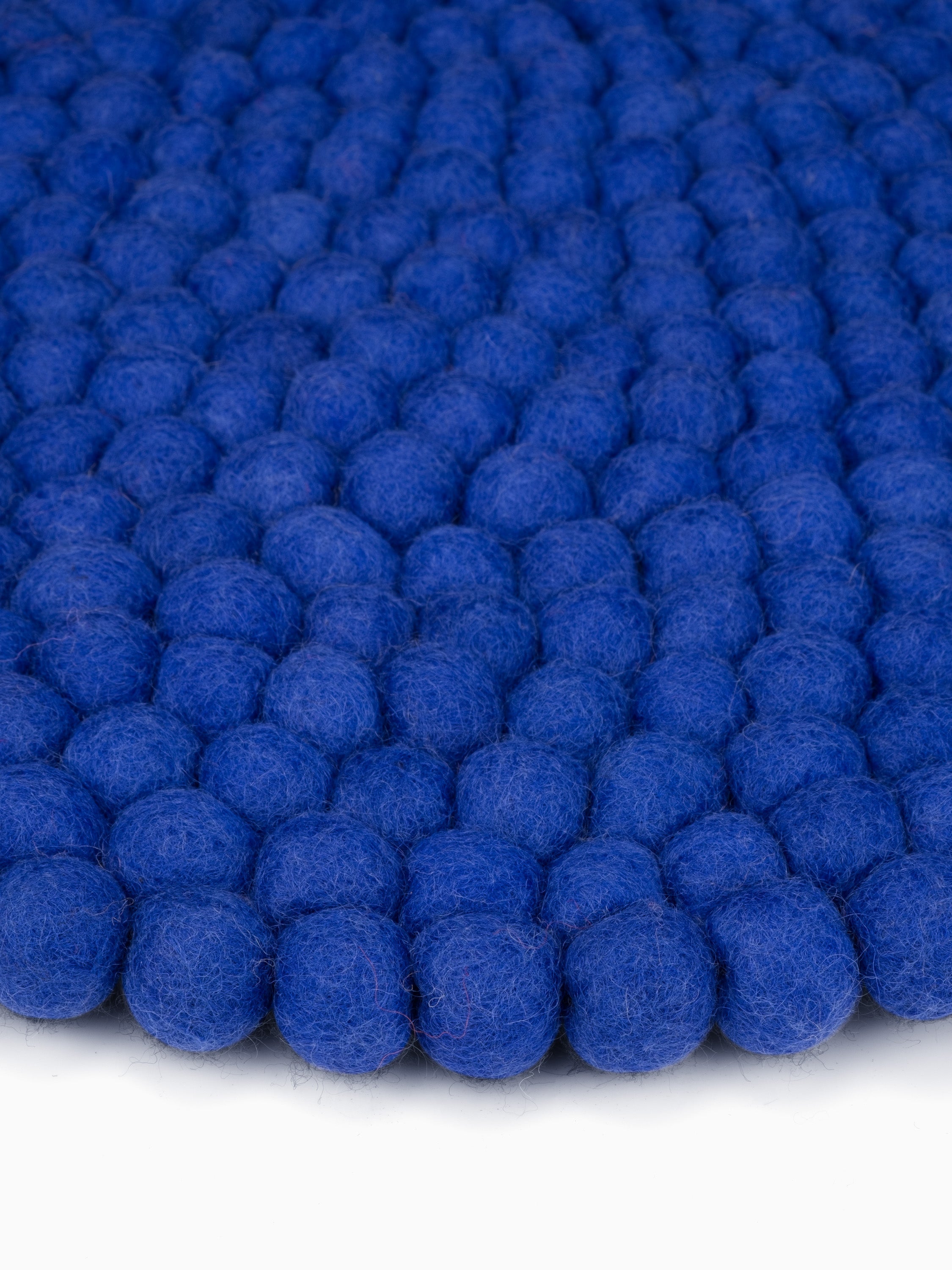myfelt Isa Filzkugelteppich Blau aus Schurwolle – Bild 4