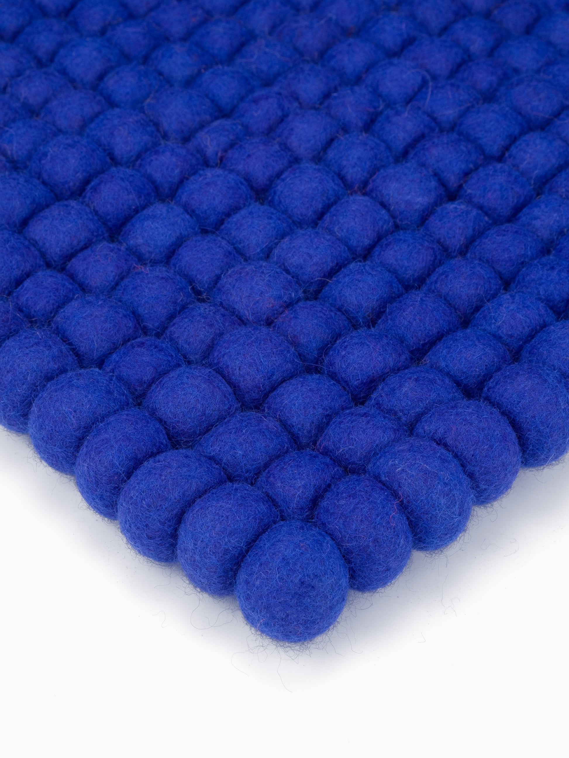 myfelt Isa Filzkugelteppich Blau aus Schurwolle – Bild 3
