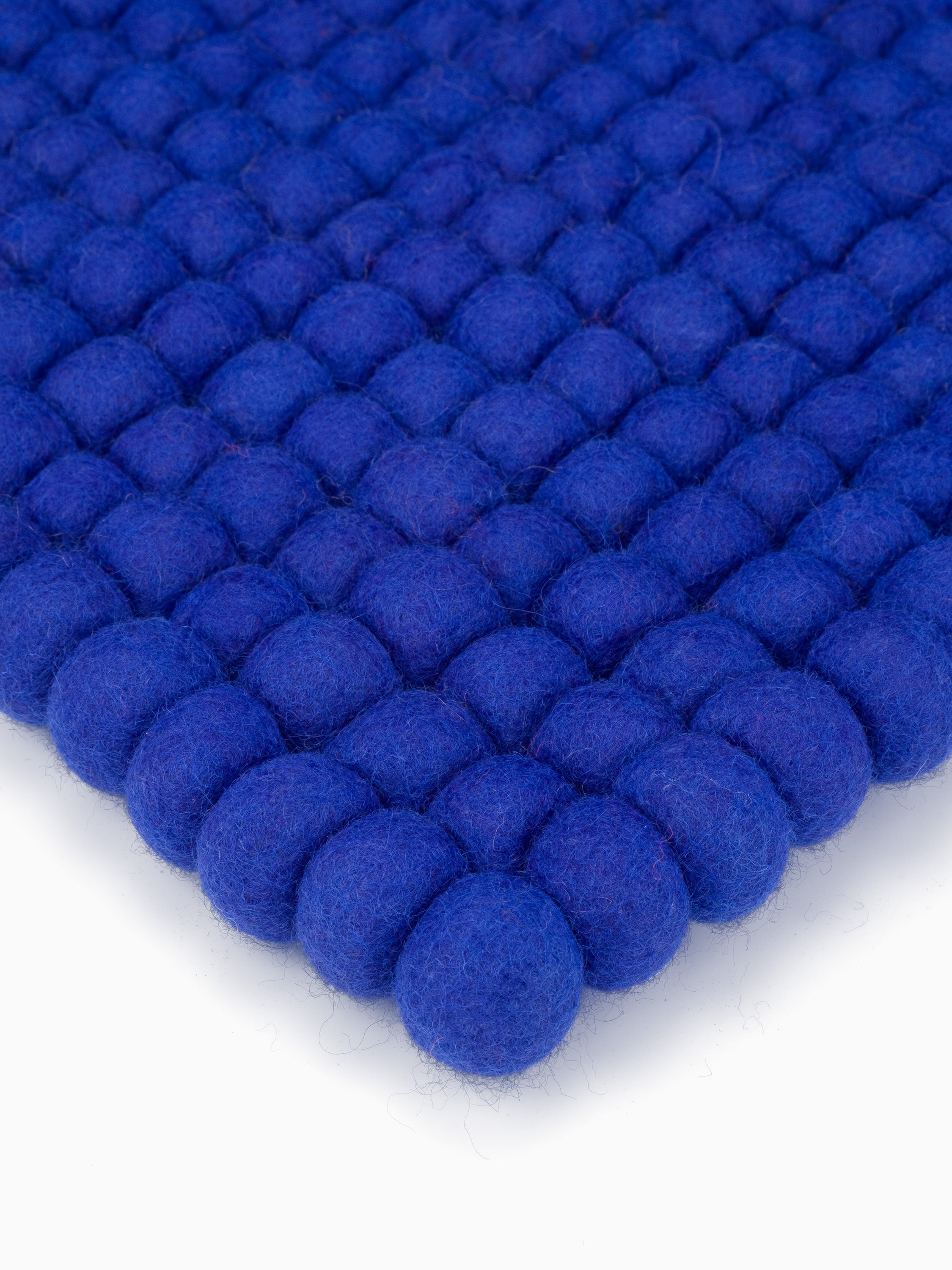 myfelt Isa Filzkugelteppich Blau aus Schurwolle – Bild 3