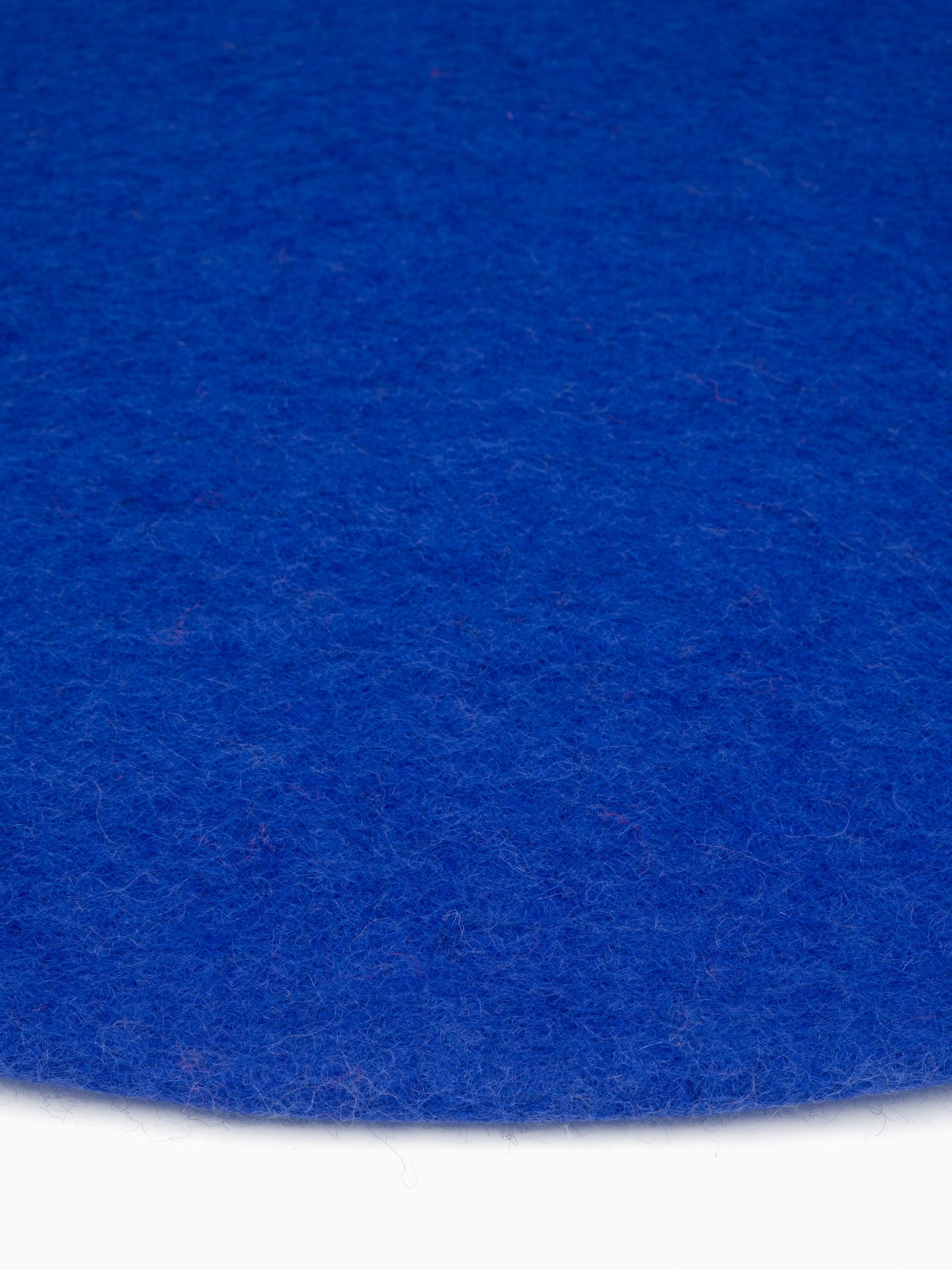 myfelt Isa Filzkugelteppich Blau aus Schurwolle – Bild 3