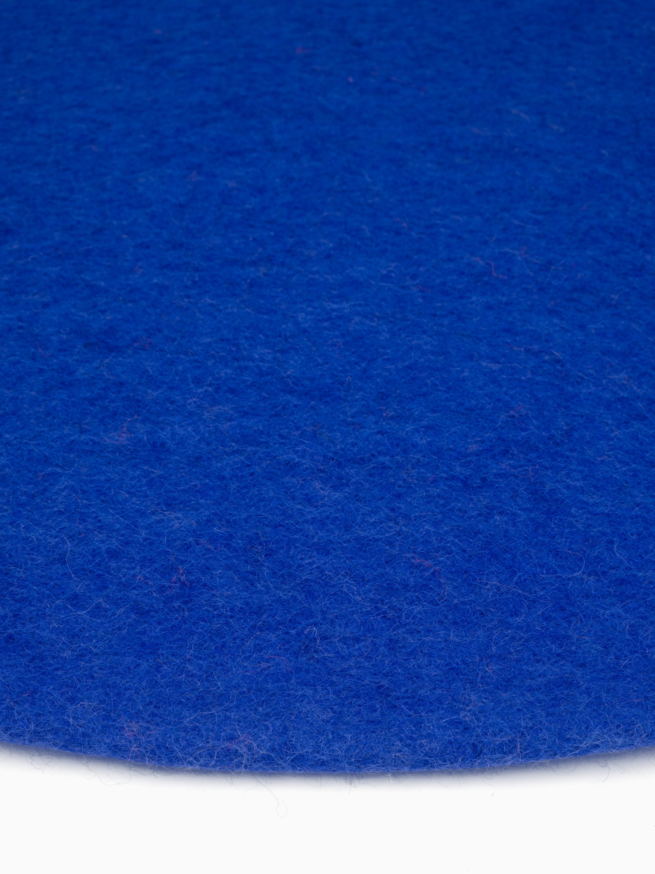 myfelt Isa Filzkugelteppich Blau aus Schurwolle – Bild 3
