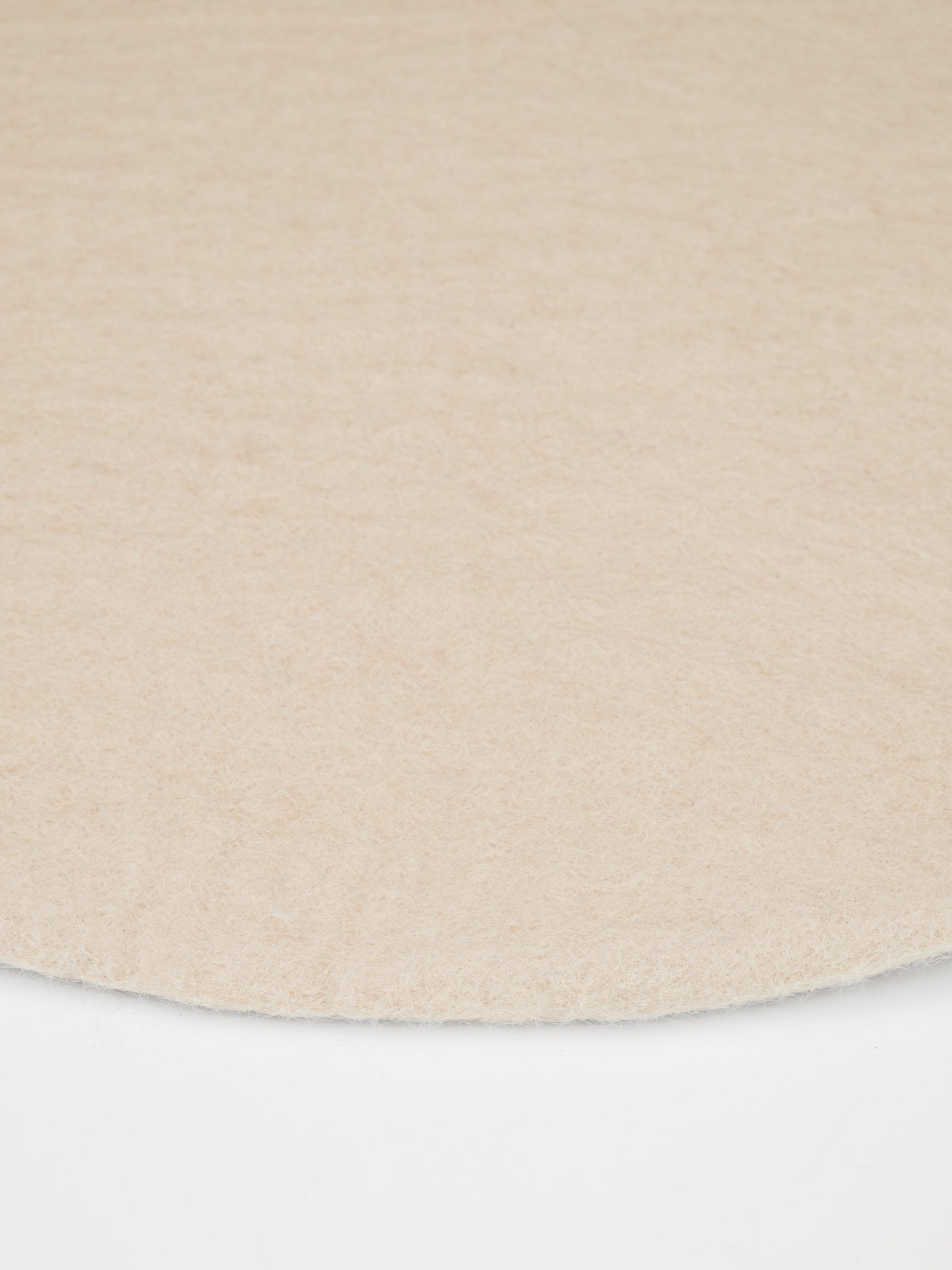 myfelt Levi Filzkugelteppich Beige aus Schurwolle – Bild 3