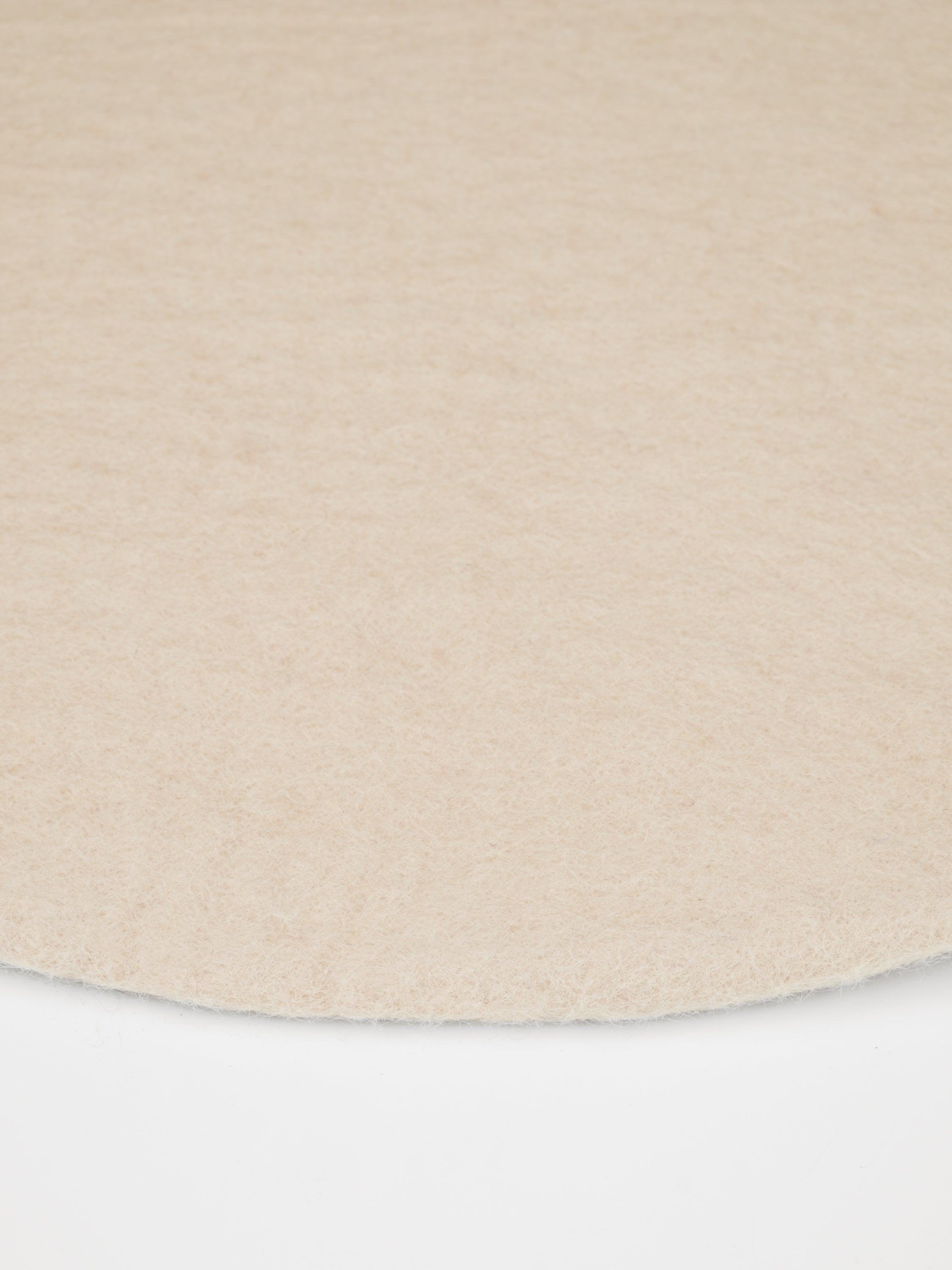 myfelt Levi Filzkugelteppich Beige aus Schurwolle – Bild 3