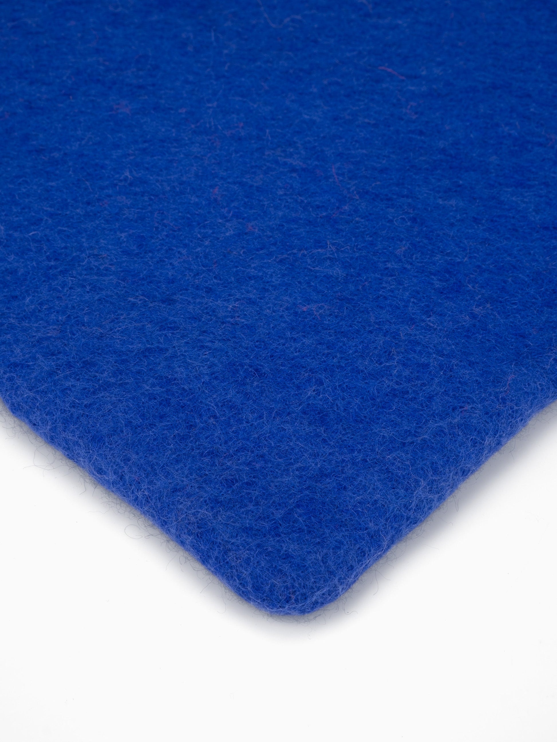myfelt Isa Filzkugelteppich Blau aus Schurwolle – Bild 4