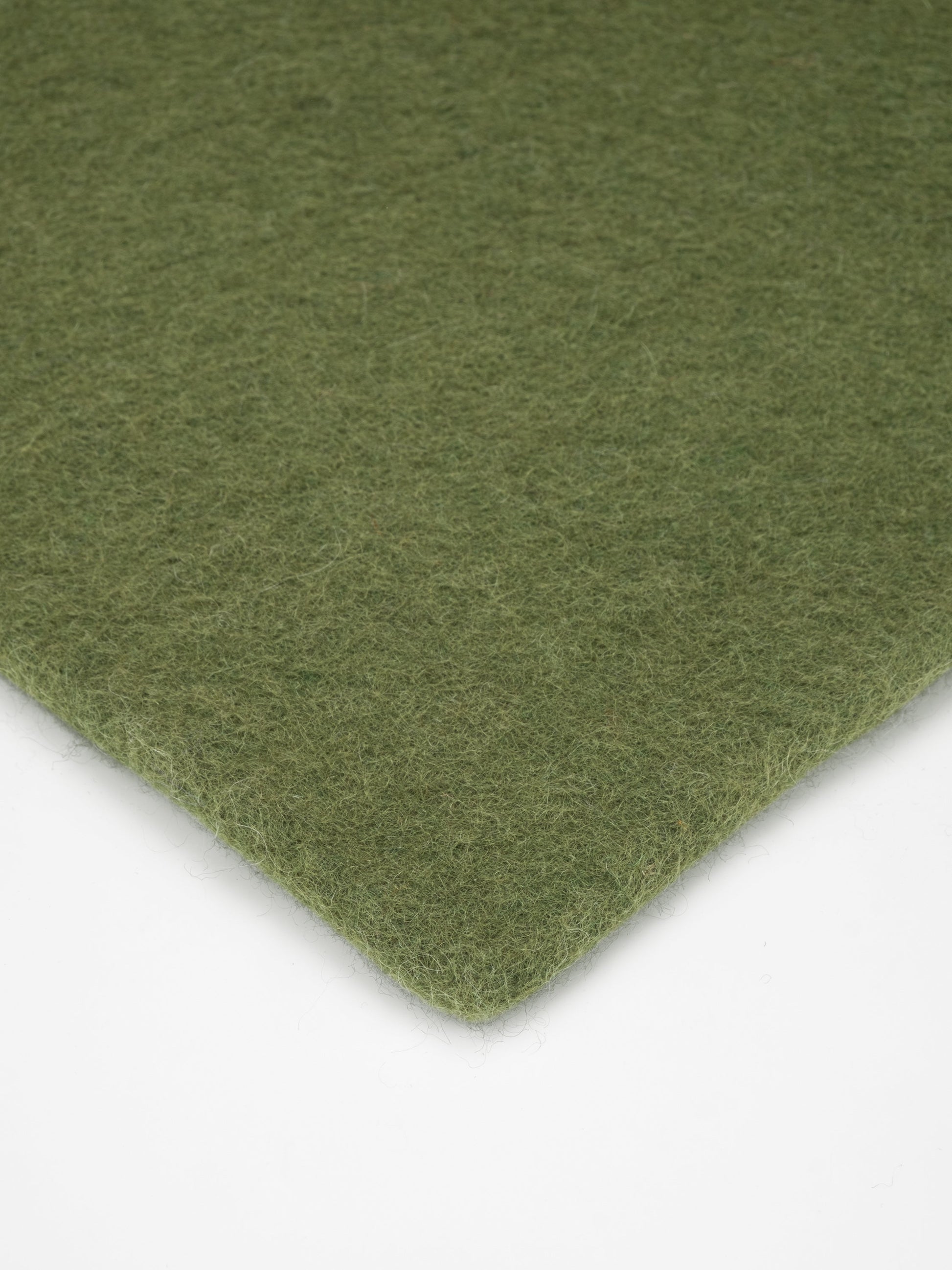 myfelt Jost Filzkugelteppich Grün aus Schurwolle – Bild 3