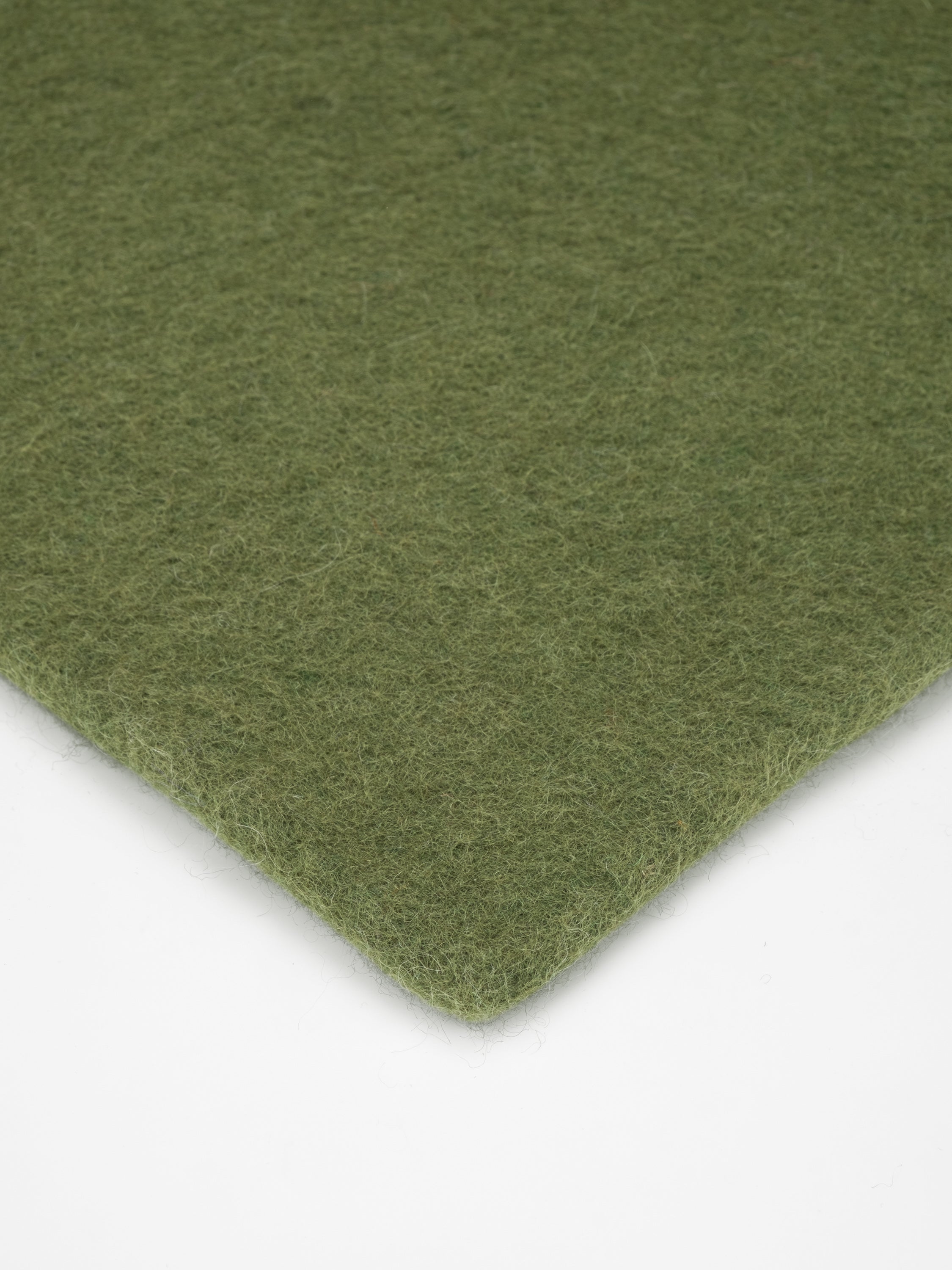 myfelt Jost Filzkugelteppich Grün aus Schurwolle – Bild 3