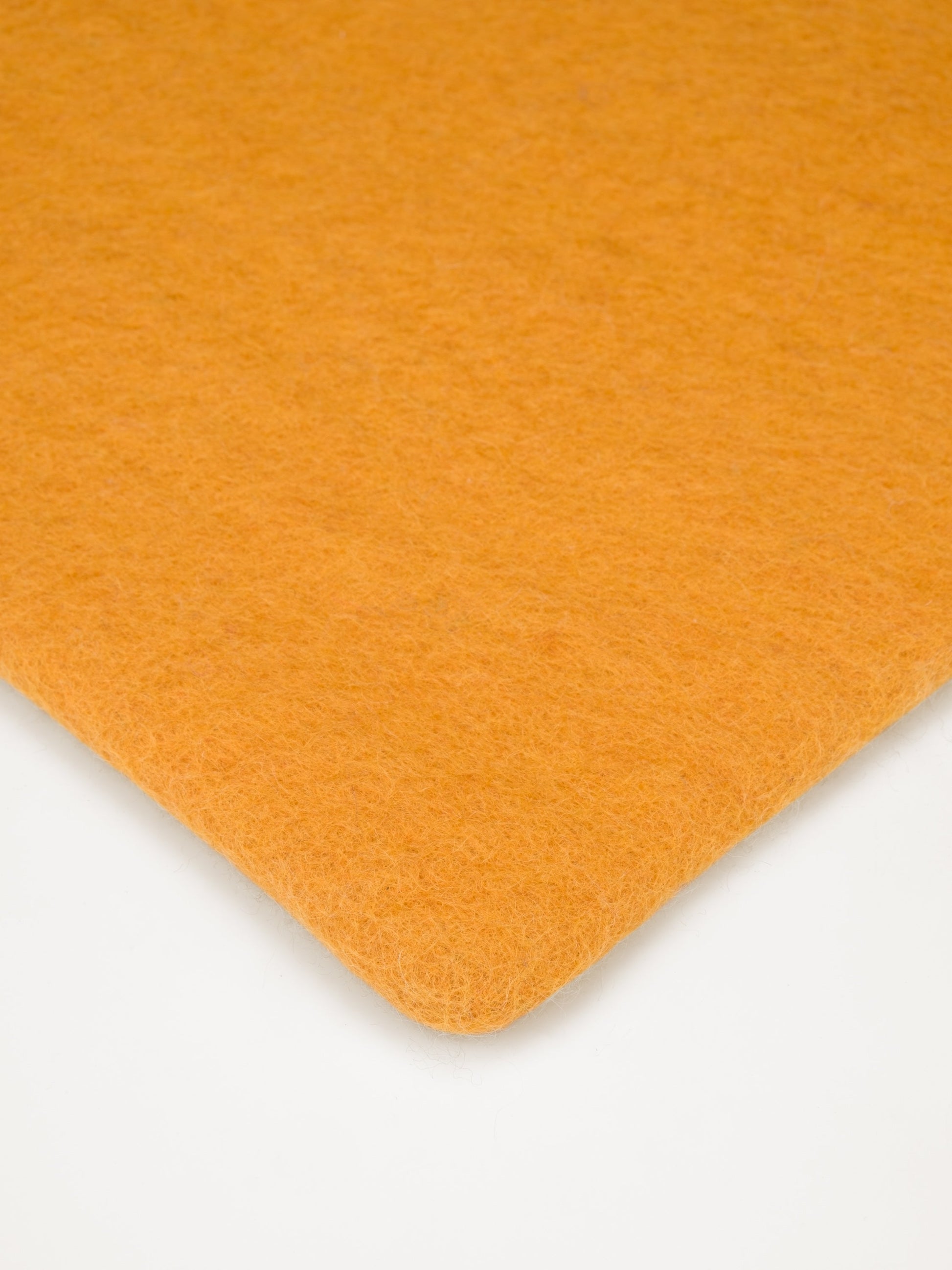 myfelt Risa Filzkugelteppich Gelb aus Schurwolle – Bild 4