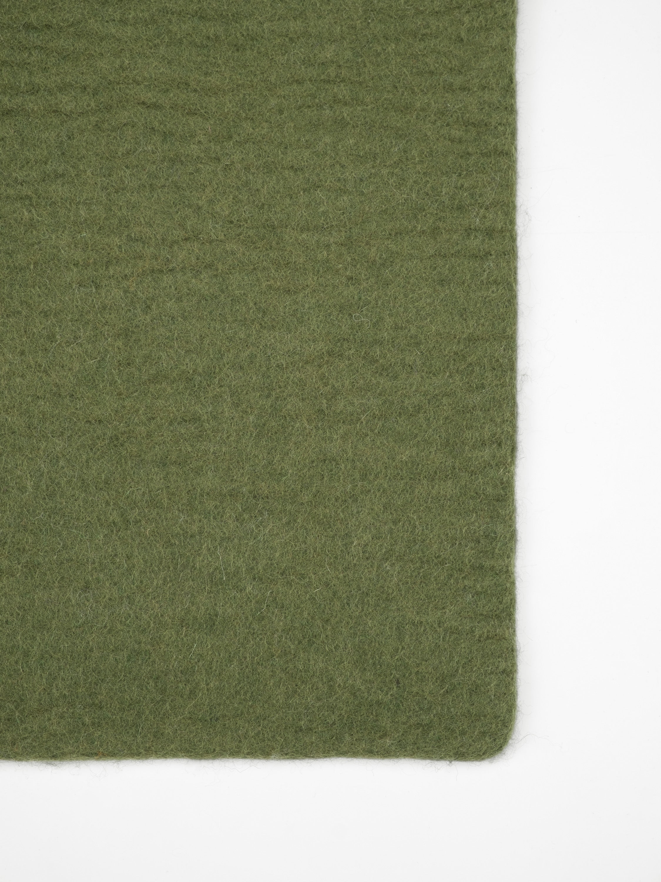 myfelt Jost Filzkugelteppich Grün aus Schurwolle – Bild 4