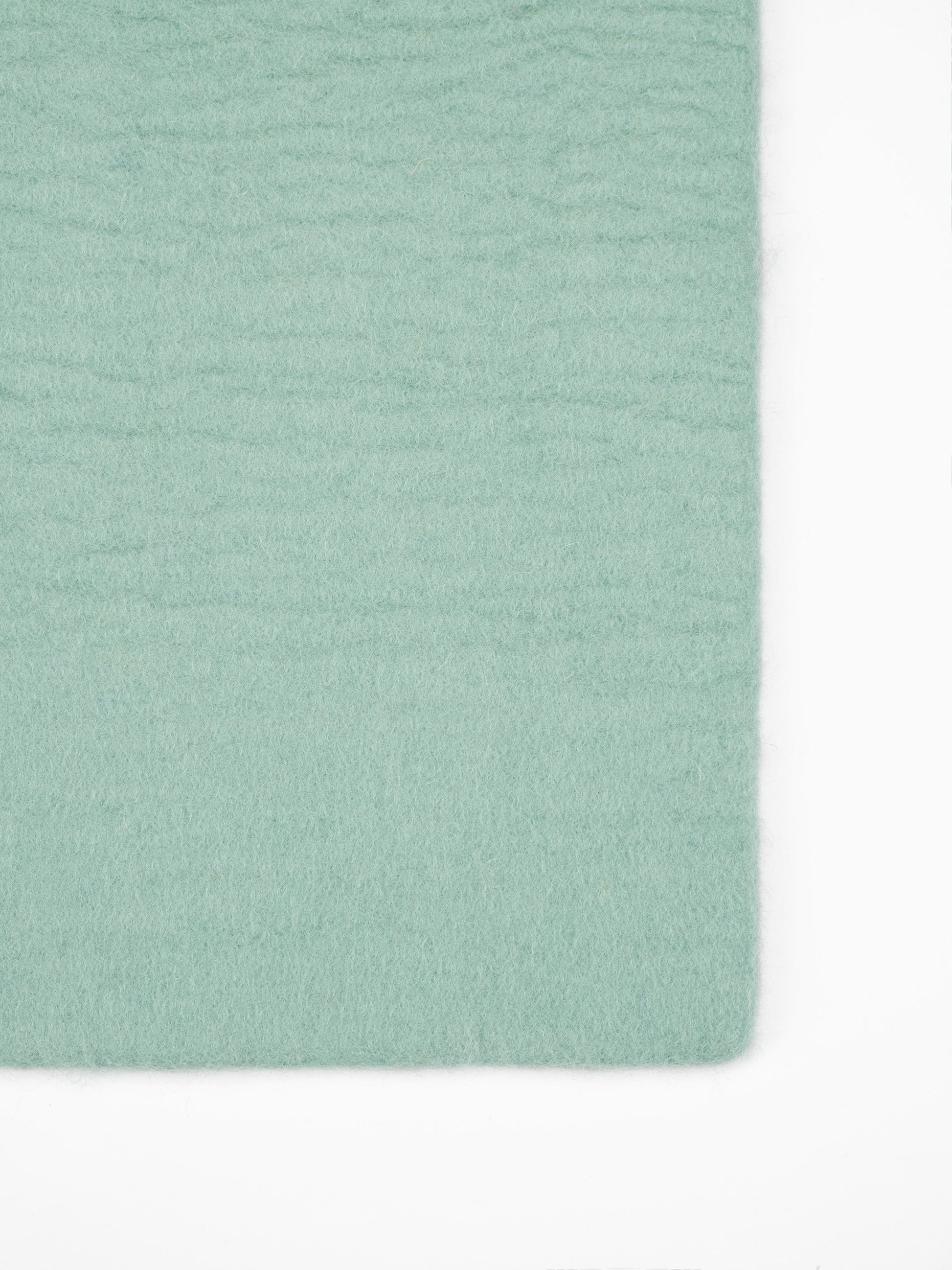 myfelt Fine Filzkugelteppich Blau aus Schurwolle – Bild 2