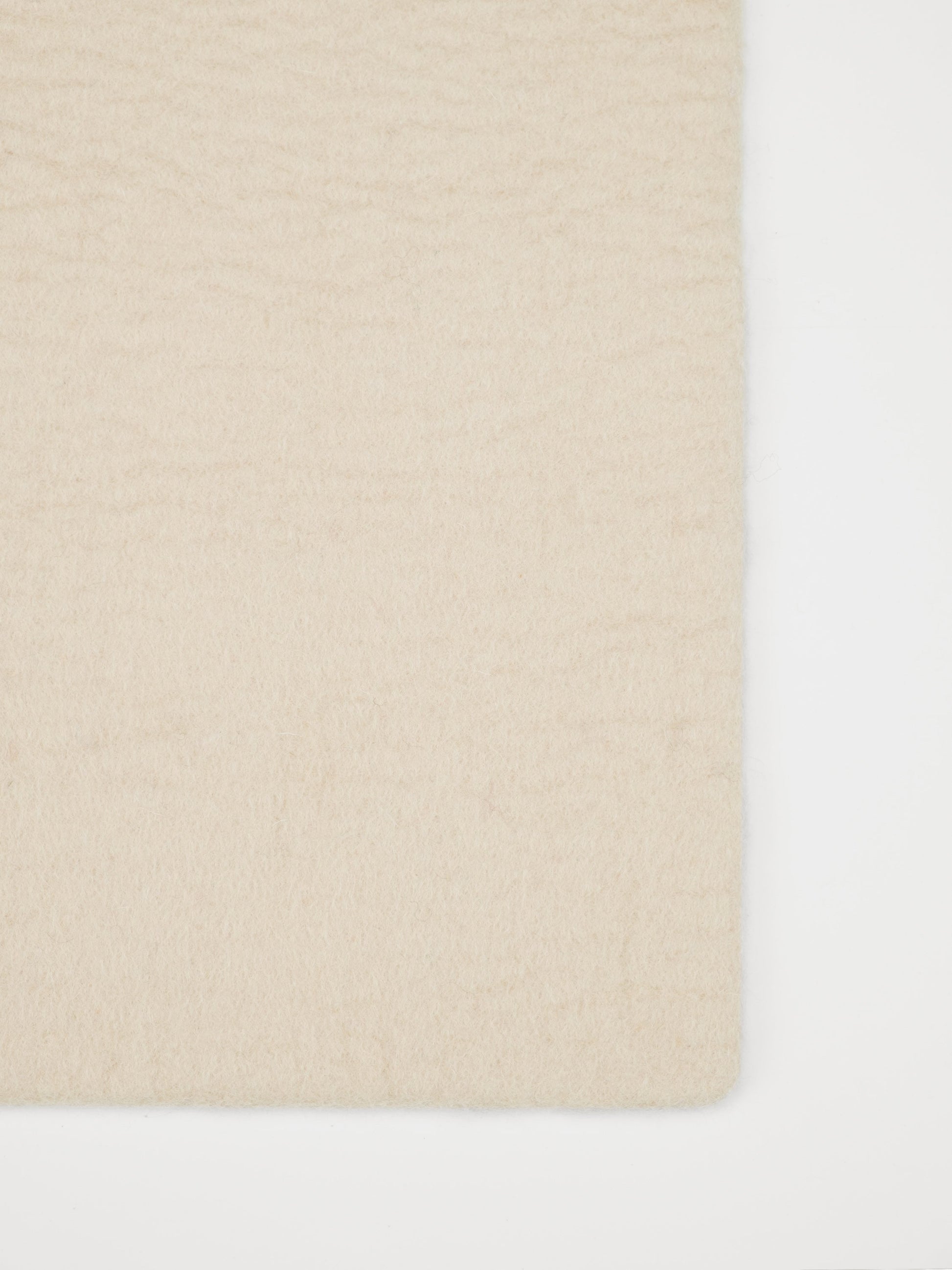 myfelt Levi Filzkugelteppich Beige aus Schurwolle – Bild 4