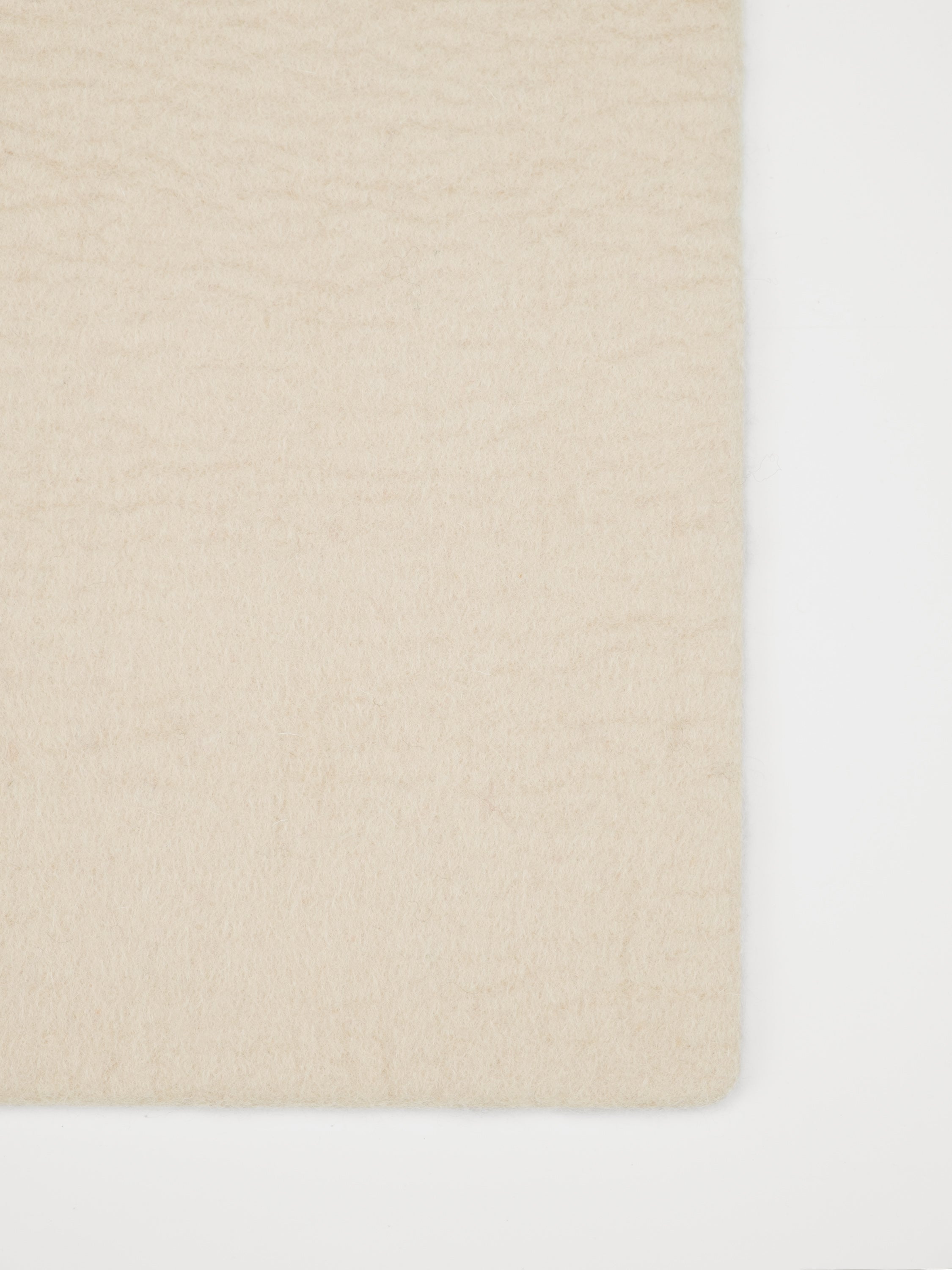 myfelt Levi Filzkugelteppich Beige aus Schurwolle – Bild 4