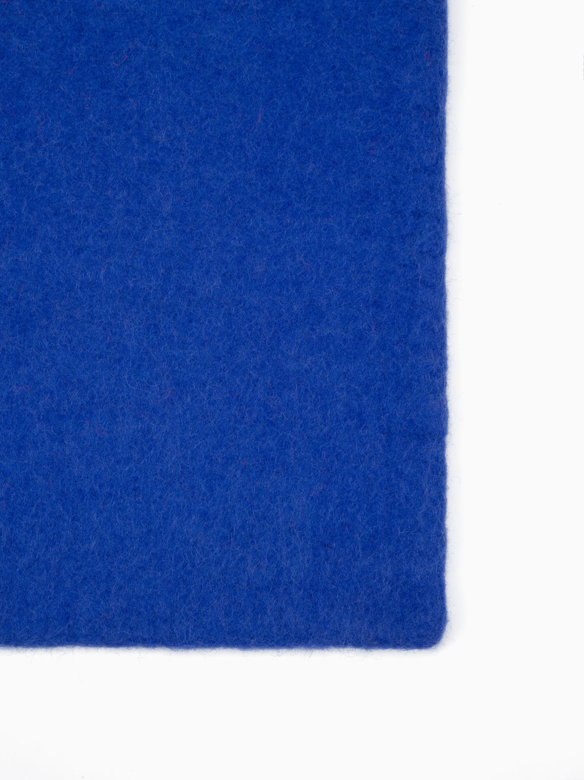 myfelt Isa Filzkugelteppich Blau aus Schurwolle – Bild 3