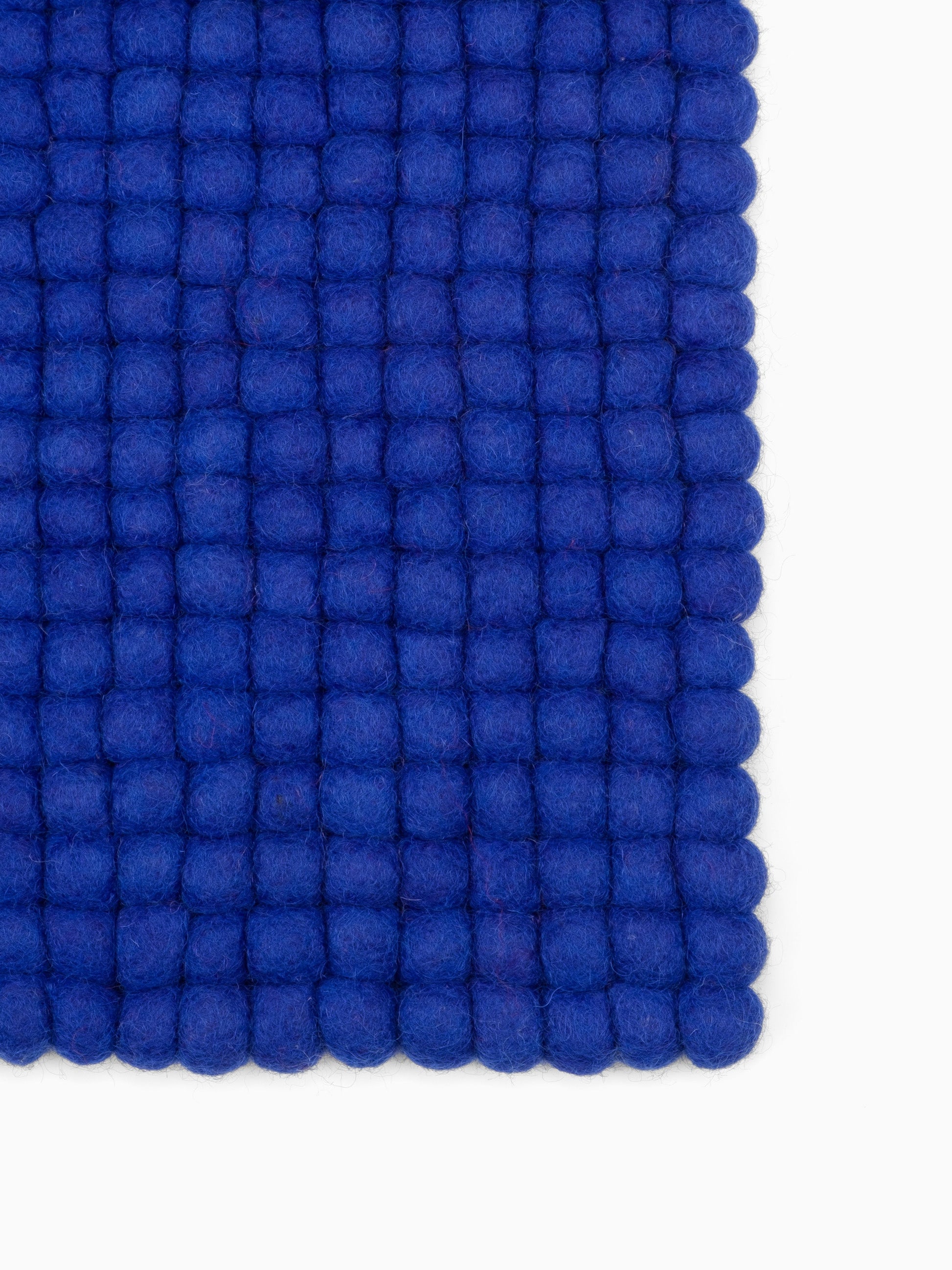 myfelt Isa Filzkugelteppich Blau aus Schurwolle – Bild 4