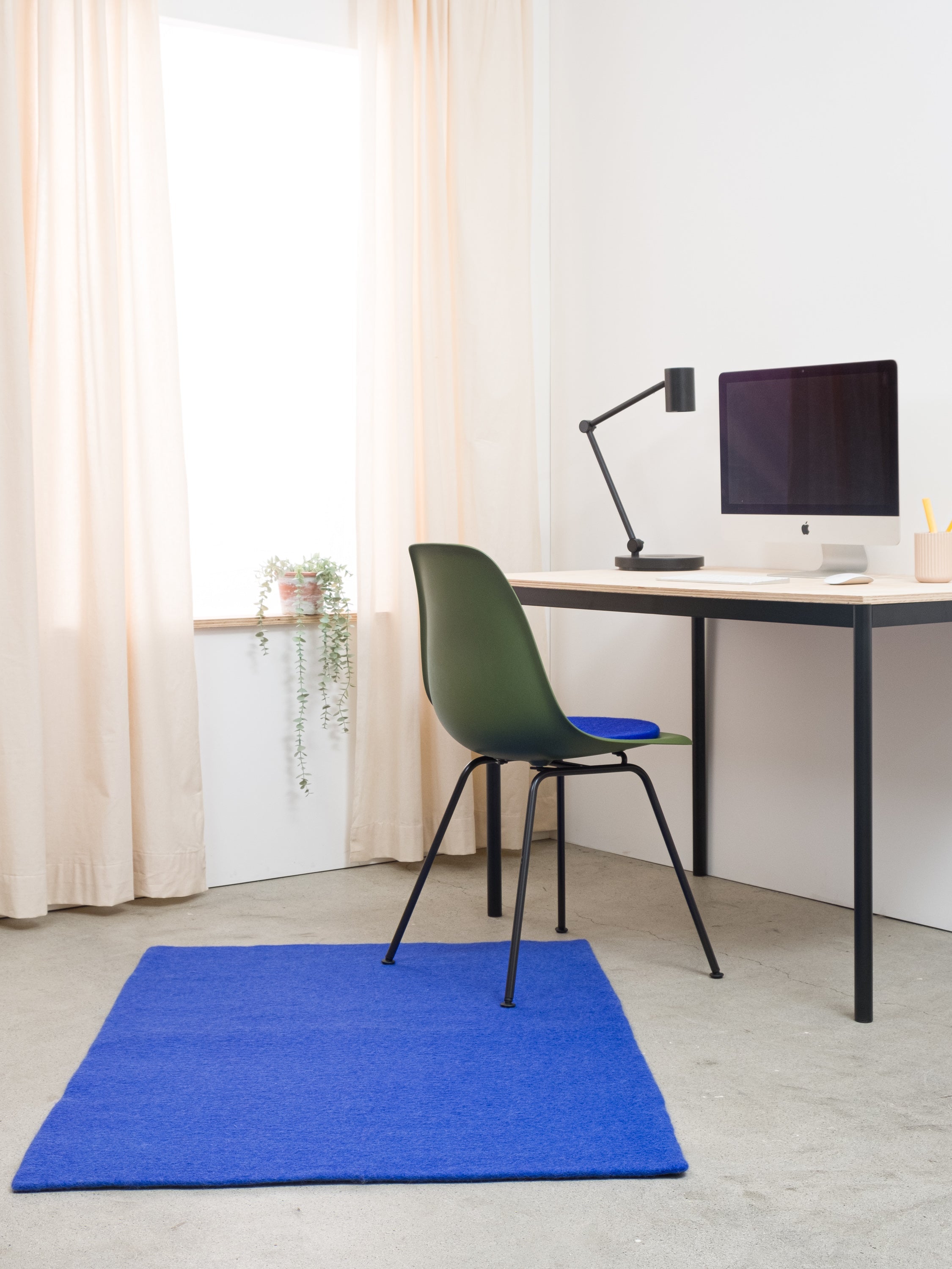 myfelt Isa Filzkugelteppich Blau aus Schurwolle – Bild 8