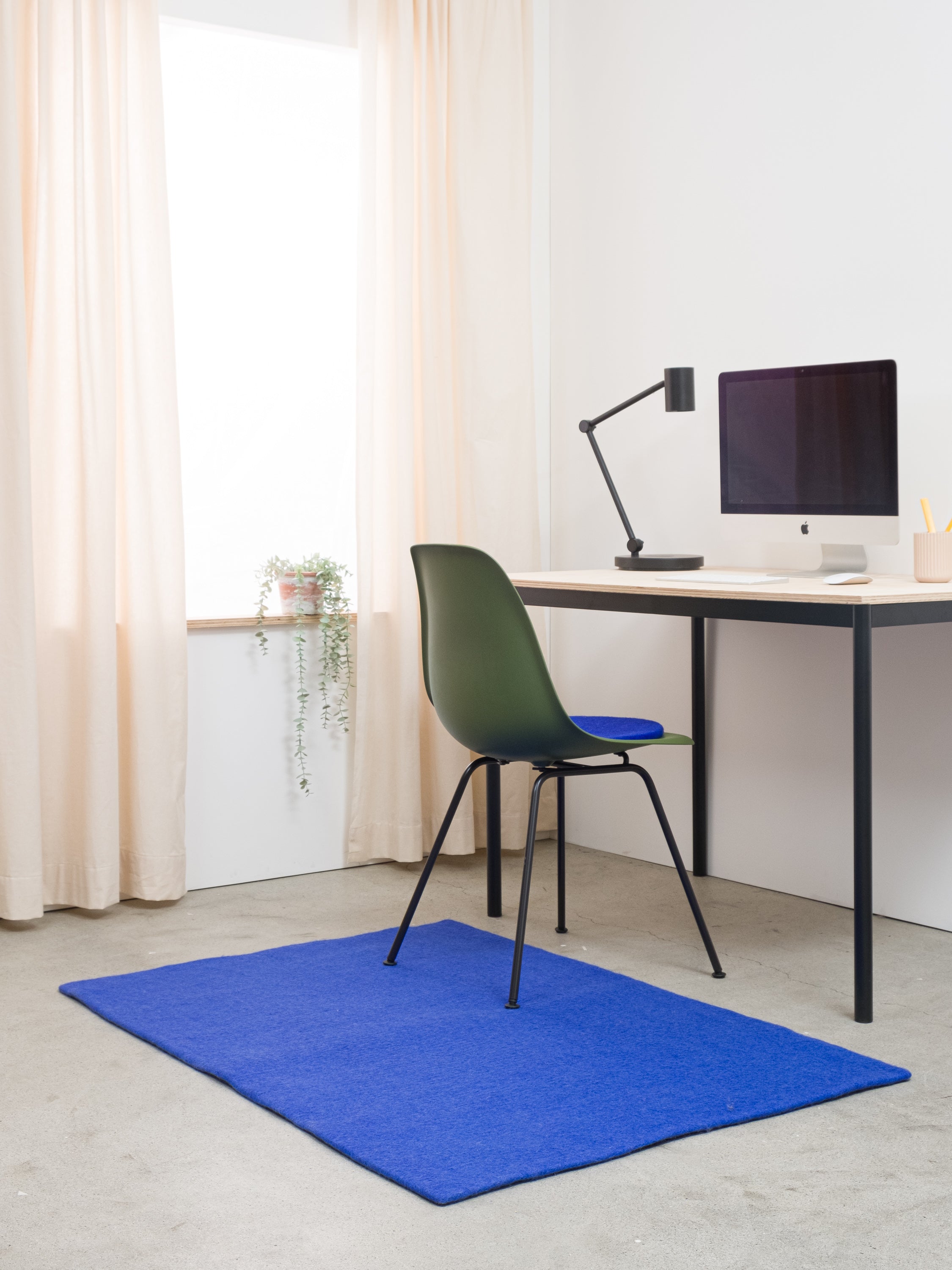 myfelt Isa Filzkugelteppich Blau aus Schurwolle – Bild 9