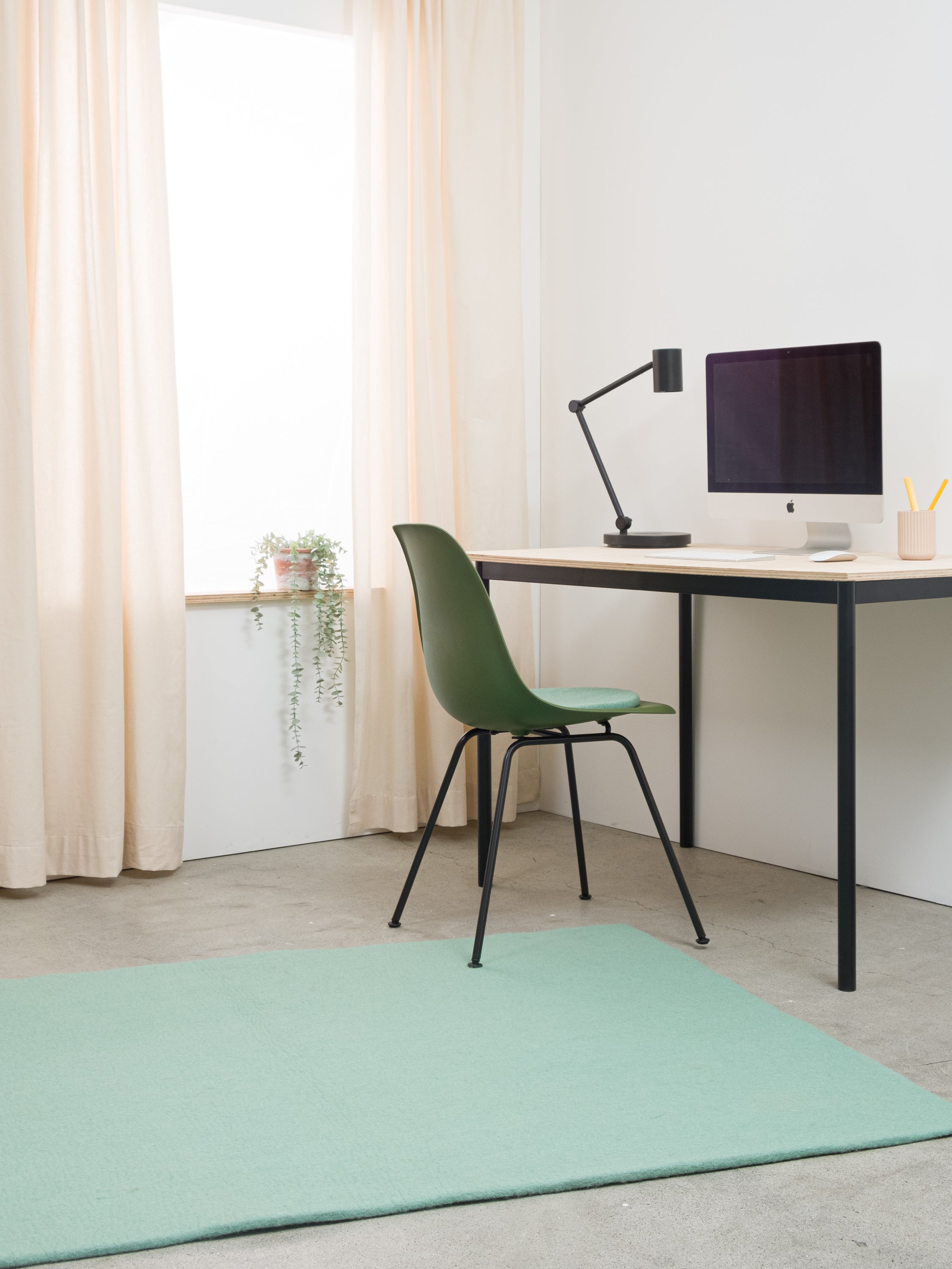 myfelt Fine Filzkugelteppich Blau aus Schurwolle – Bild 8