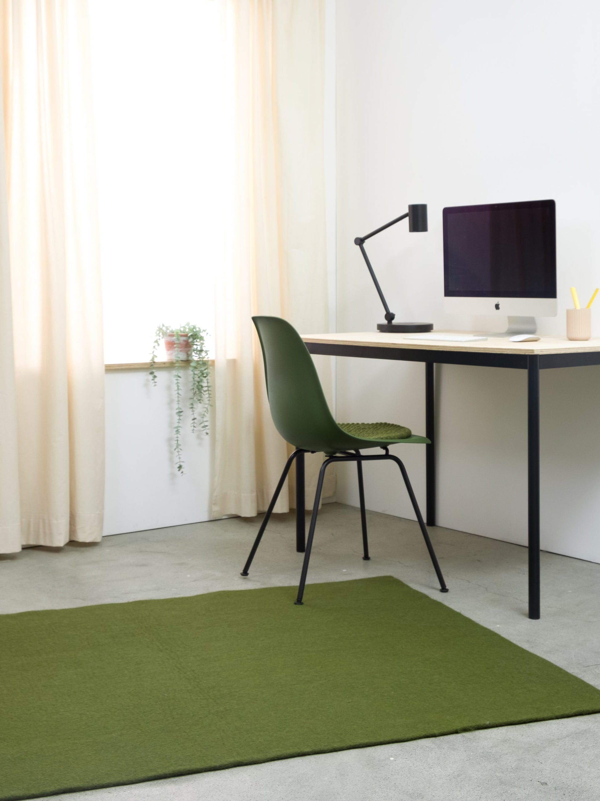 myfelt Jost Filzkugelteppich Grün aus Schurwolle – Bild 9