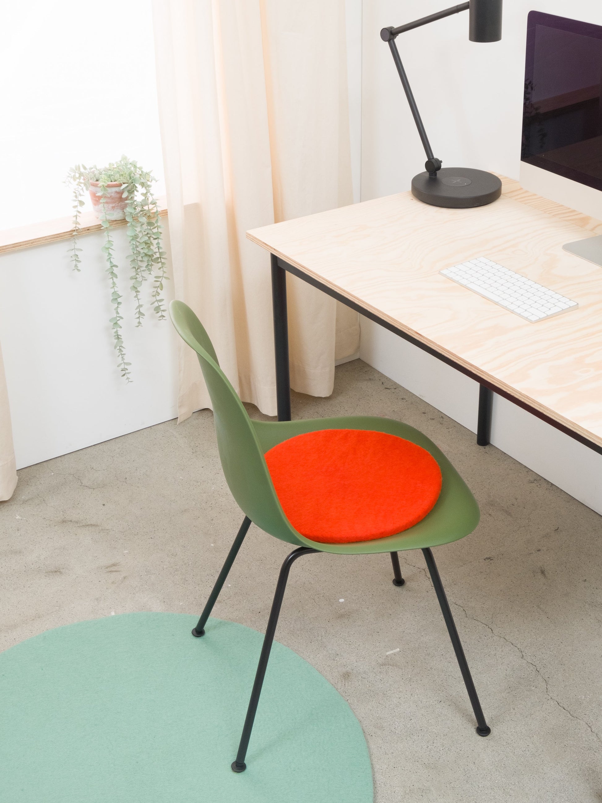 myfelt Fine Filzkugelteppich Blau aus Schurwolle – Bild 2
