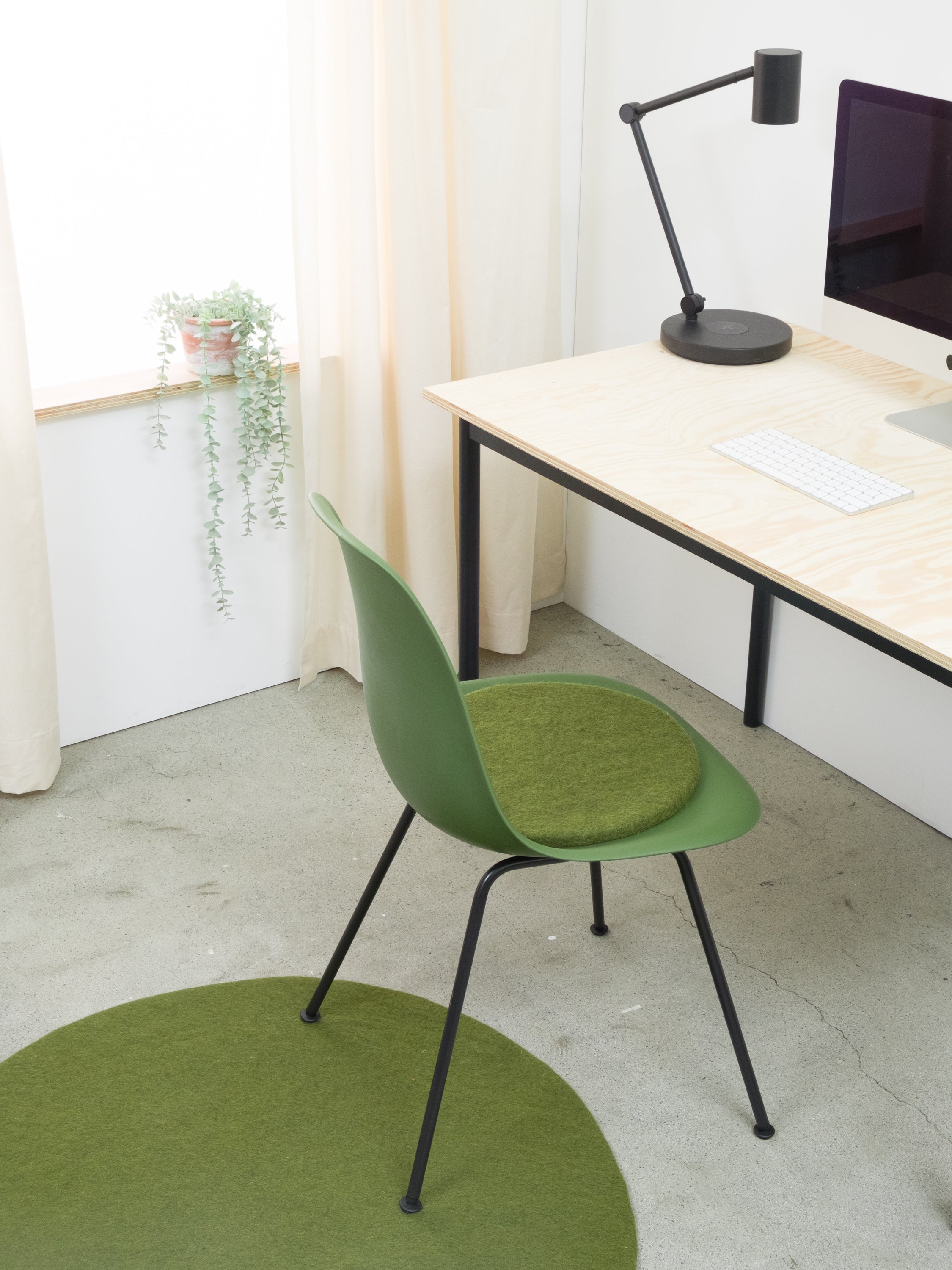 myfelt Jost Filzkugelteppich Grün aus Schurwolle – Bild 8