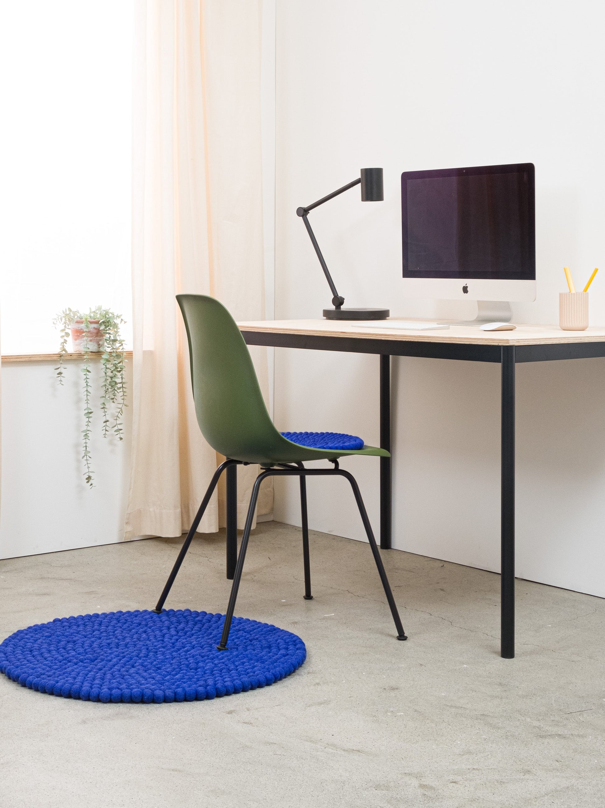myfelt Isa Filzkugelteppich Blau aus Schurwolle – Bild 6