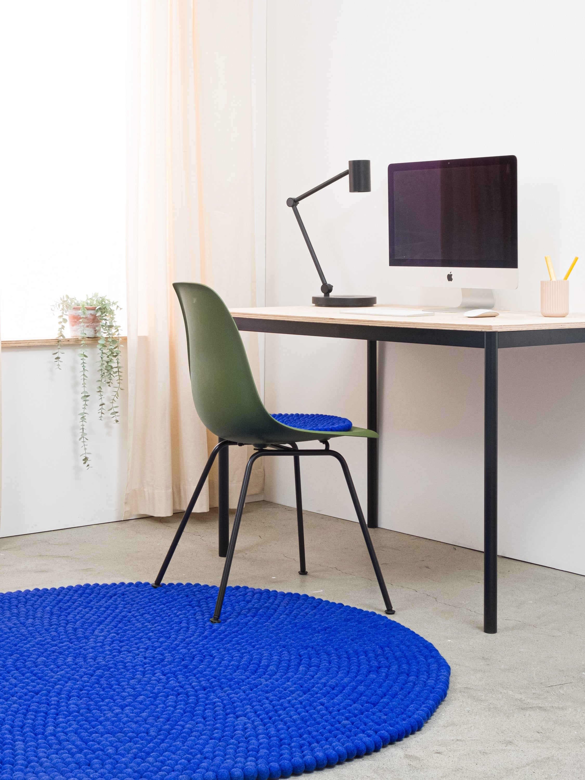 myfelt Isa Filzkugelteppich Blau aus Schurwolle – Bild 7