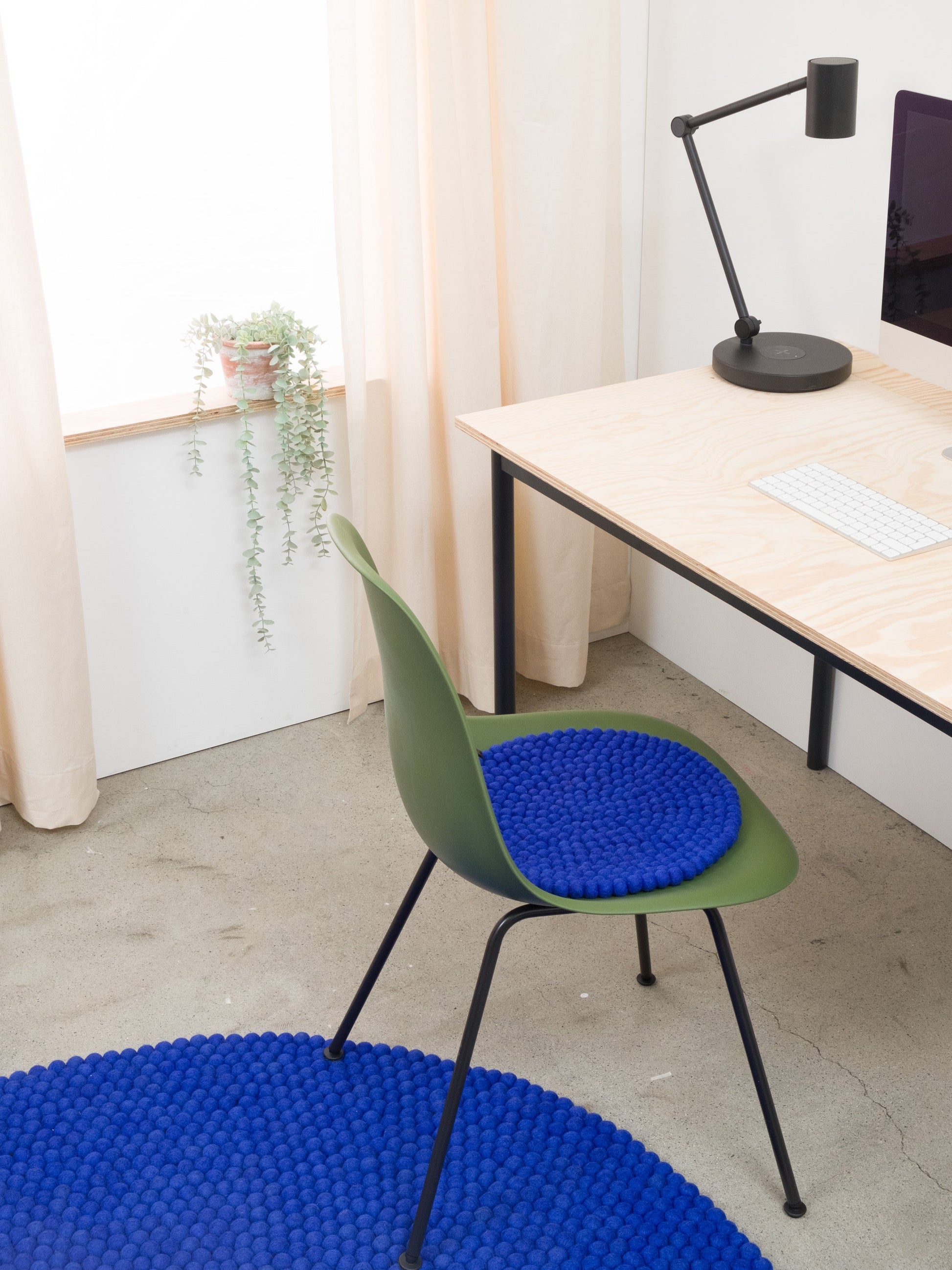 myfelt Isa Filzkugelteppich Blau aus Schurwolle – Bild 8