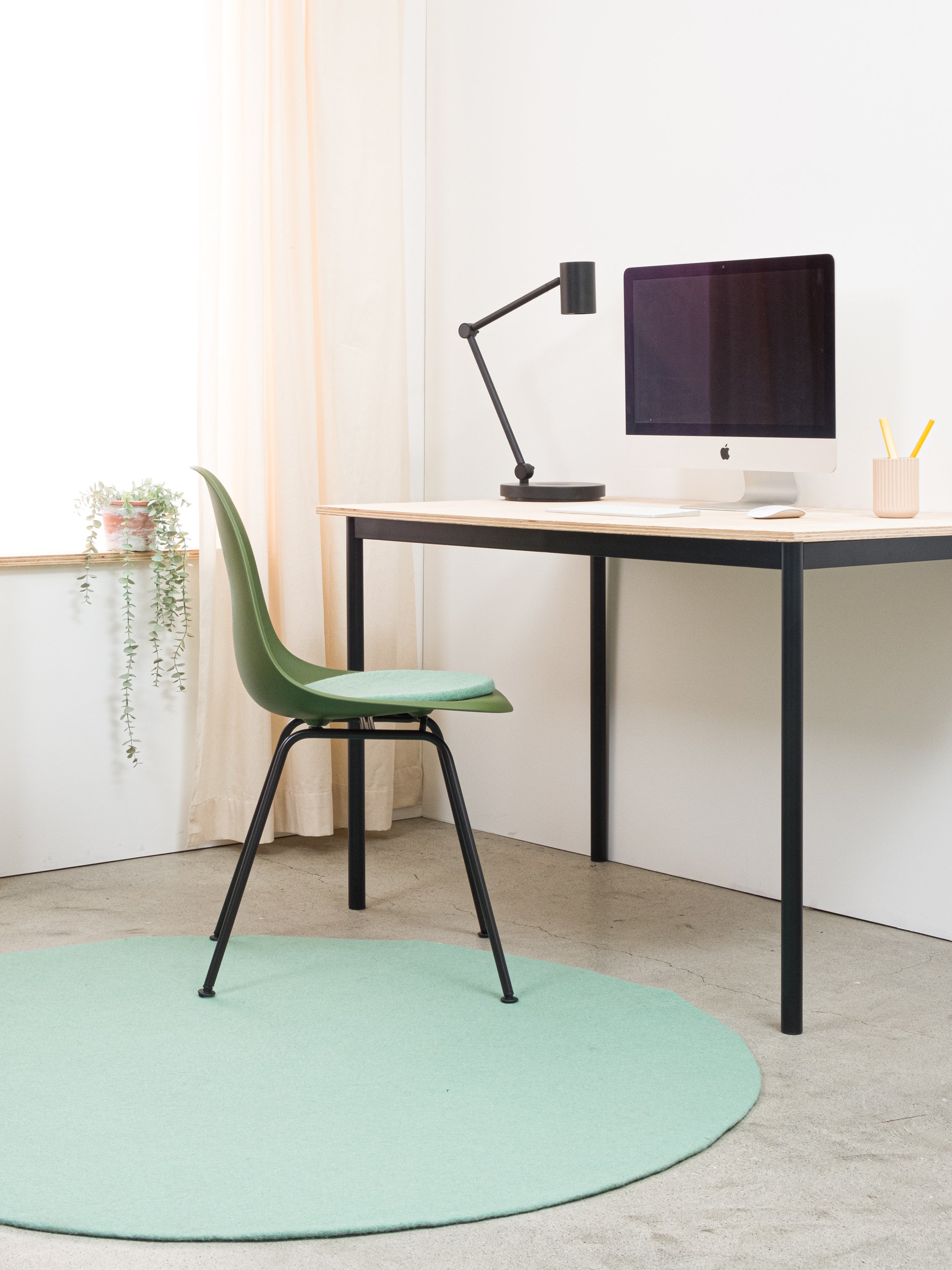 myfelt Fine Filzkugelteppich Blau aus Schurwolle – Bild 5