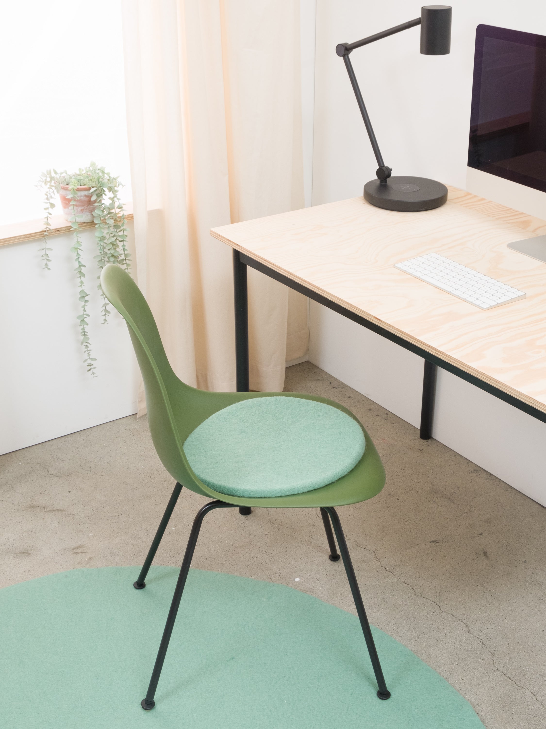 myfelt Fine Filzkugelteppich Blau aus Schurwolle – Bild 6