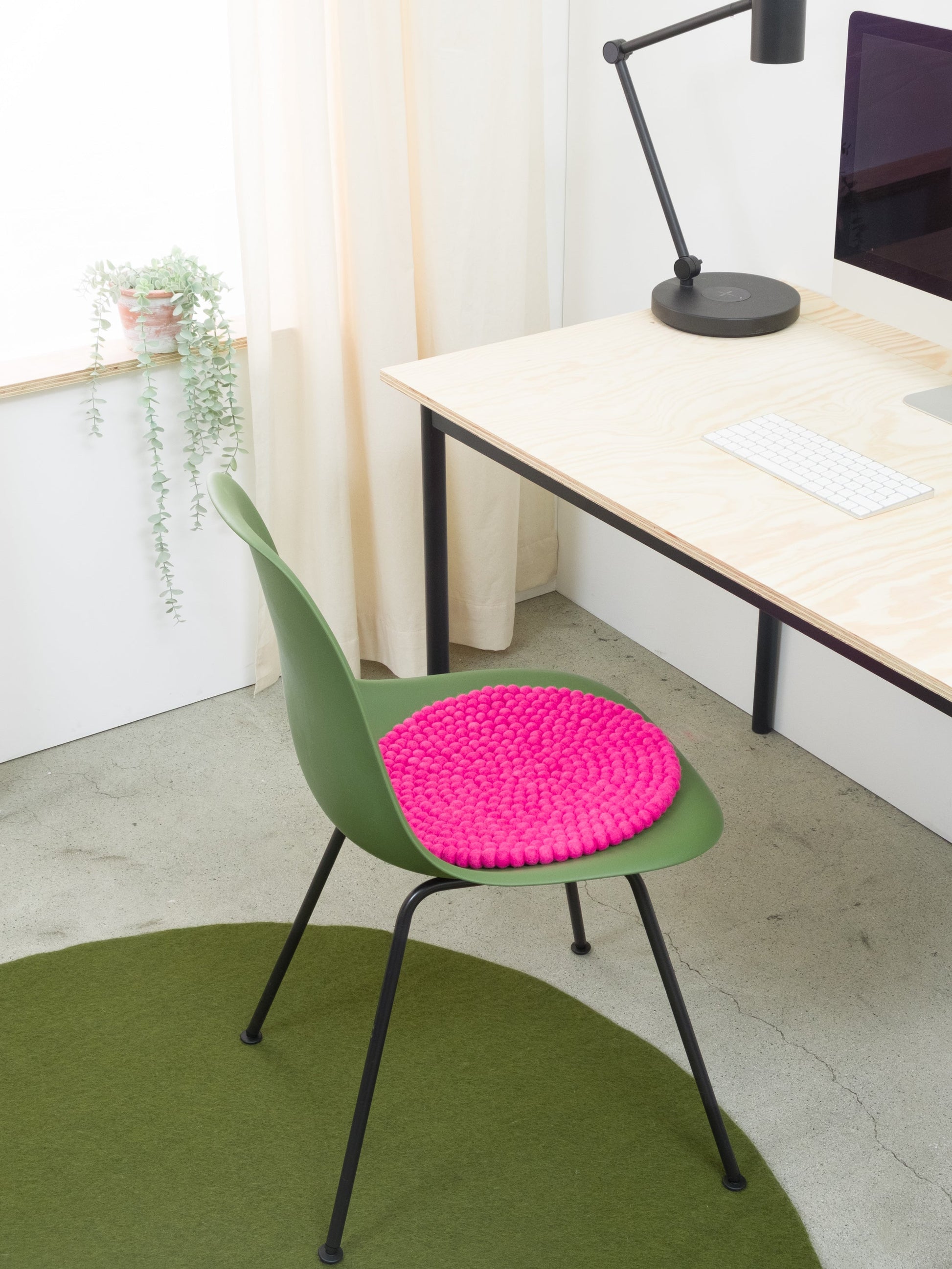 myfelt Jost Filzkugelteppich Grün aus Schurwolle – Bild 9