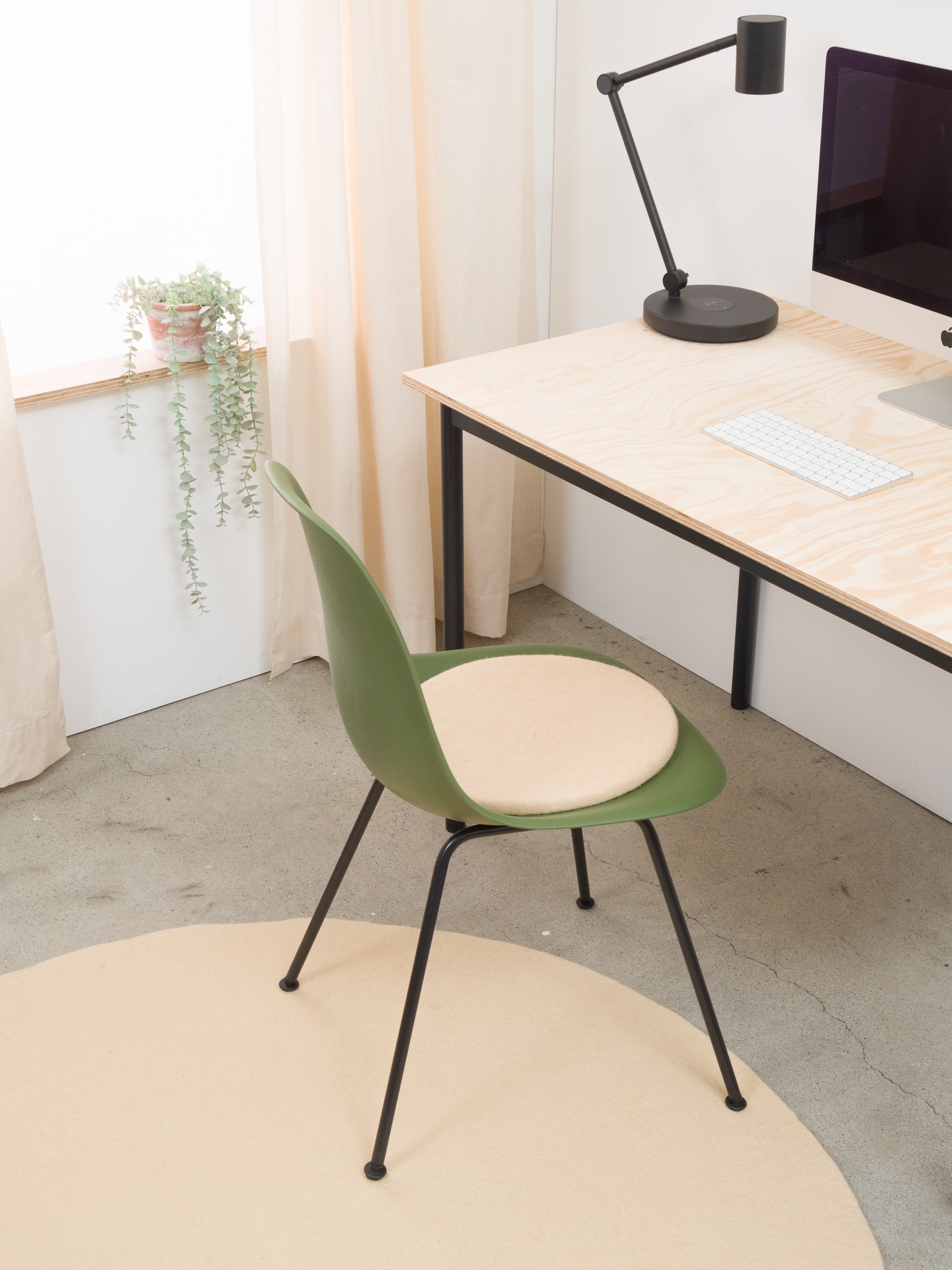myfelt Levi Filzkugelteppich Beige aus Schurwolle – Bild 2