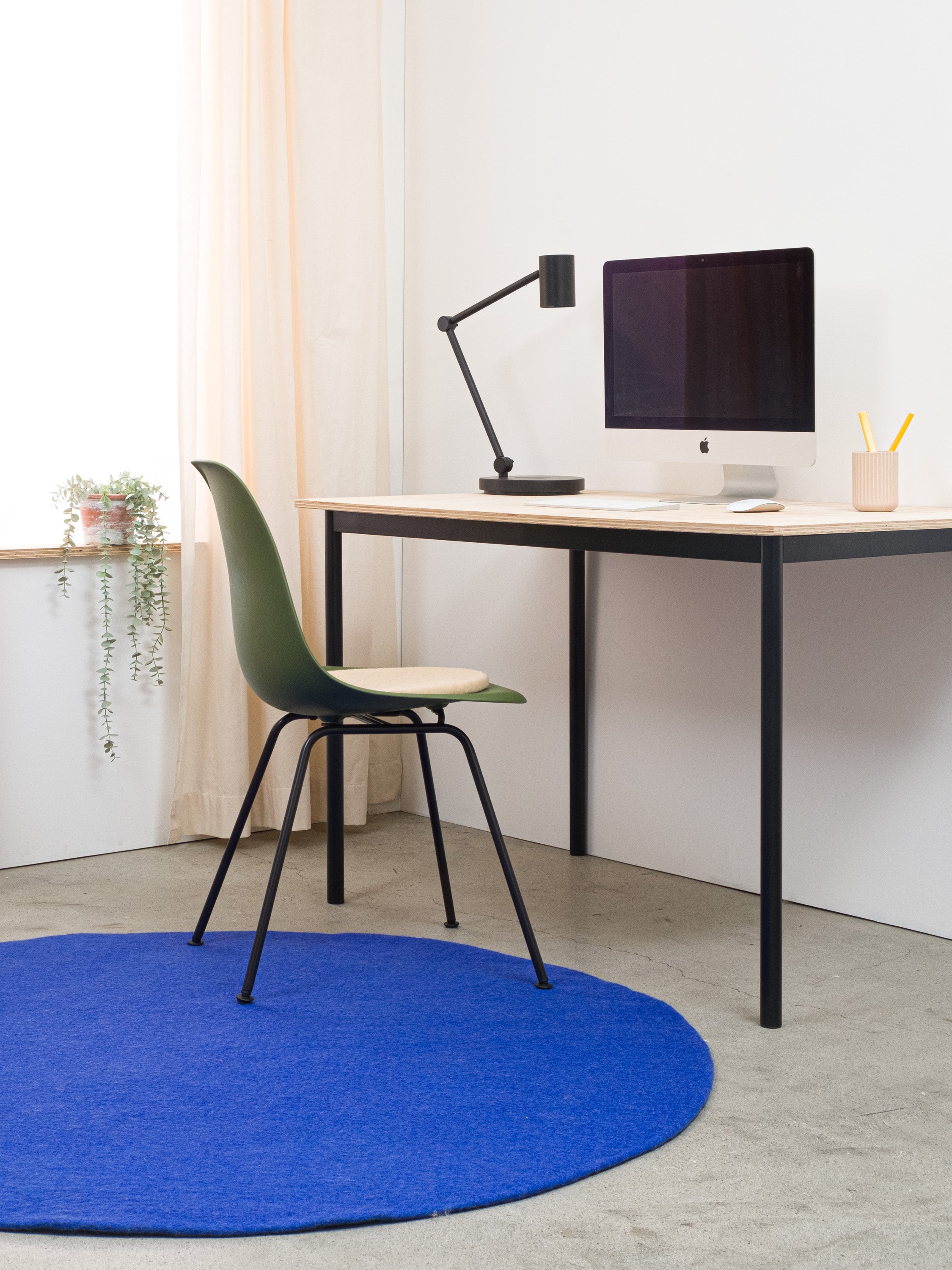 myfelt Isa Filzkugelteppich Blau aus Schurwolle – Bild 10