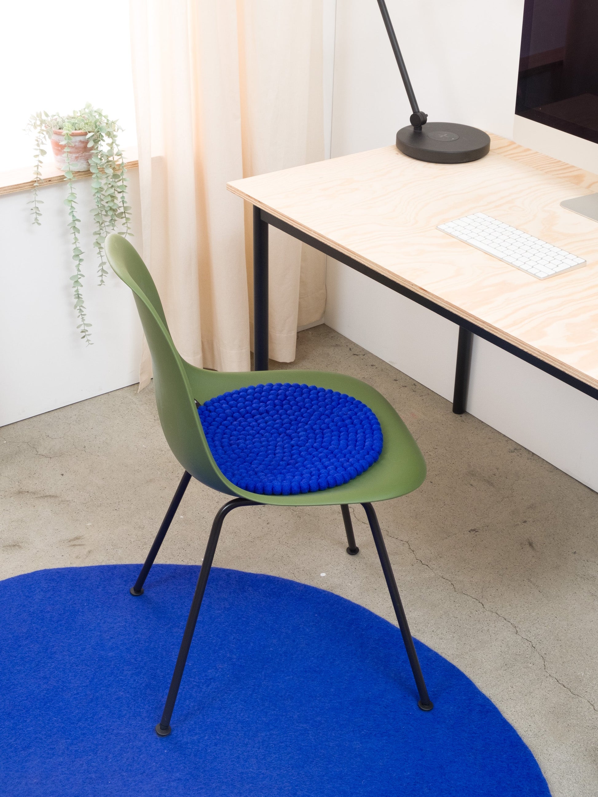 myfelt Isa Filzkugelteppich Blau aus Schurwolle – Bild 11