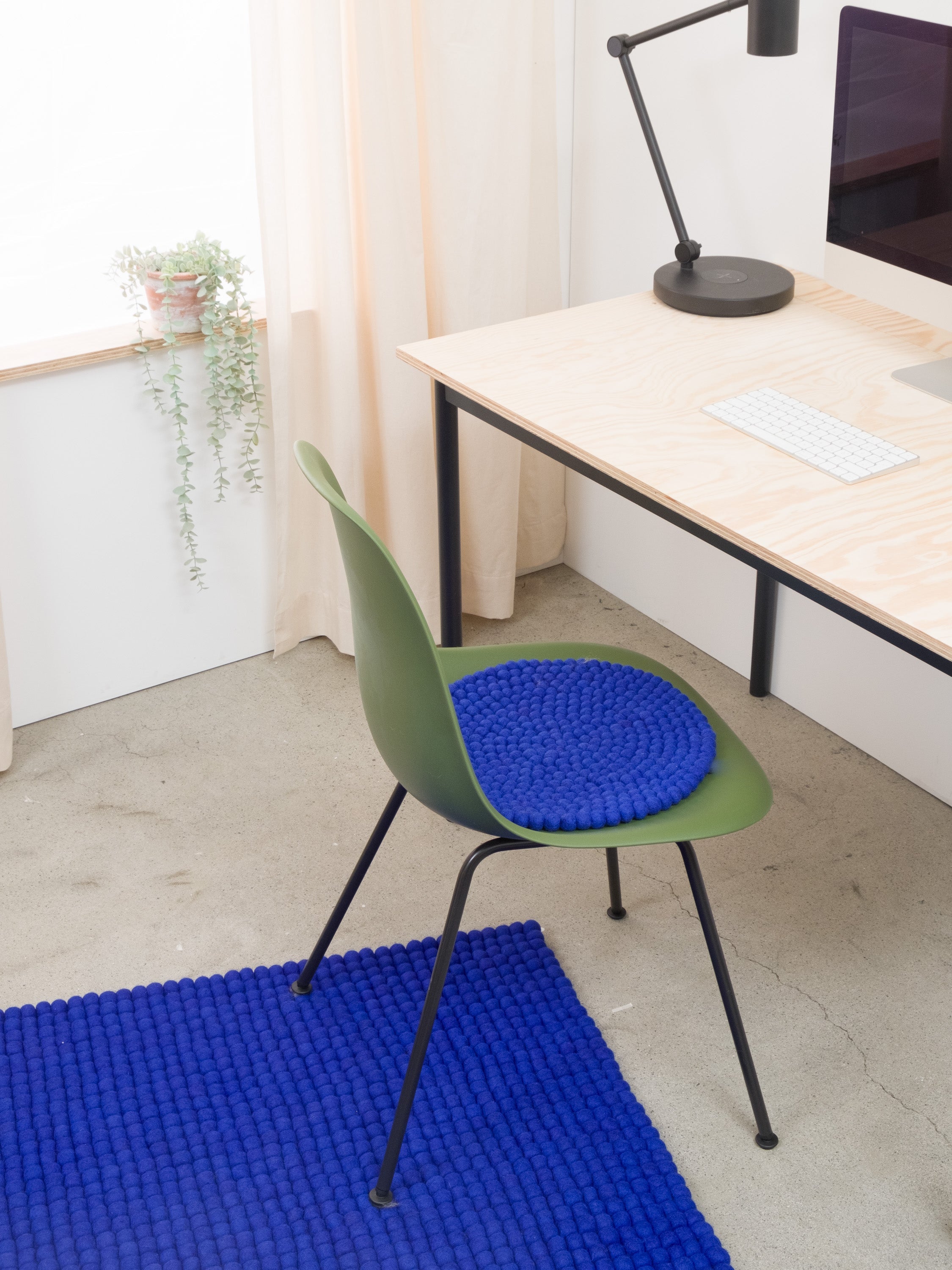 myfelt Isa Filzkugelteppich Blau aus Schurwolle – Bild 7
