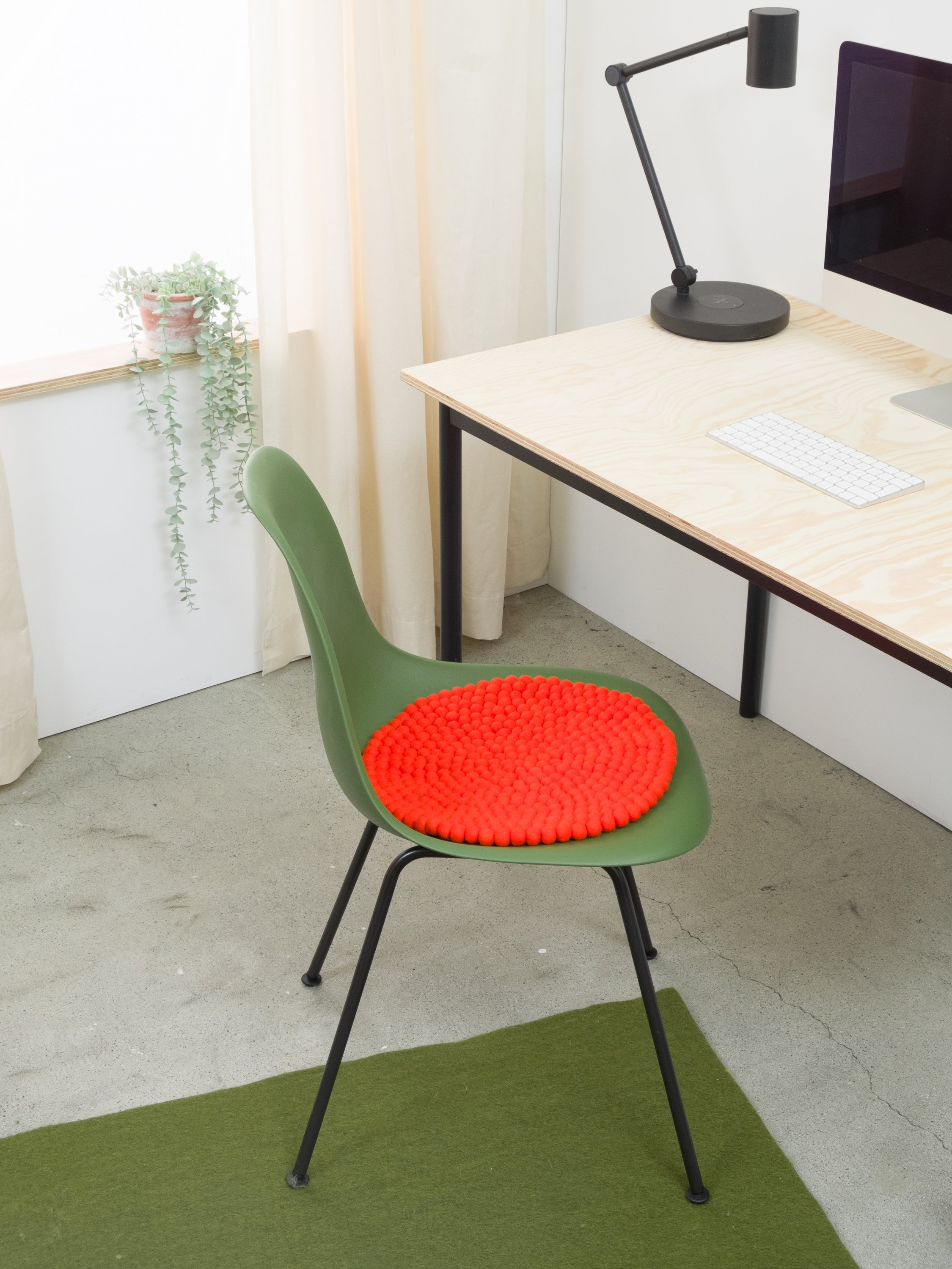 myfelt Jost Filzkugelteppich Grün aus Schurwolle – Bild 11