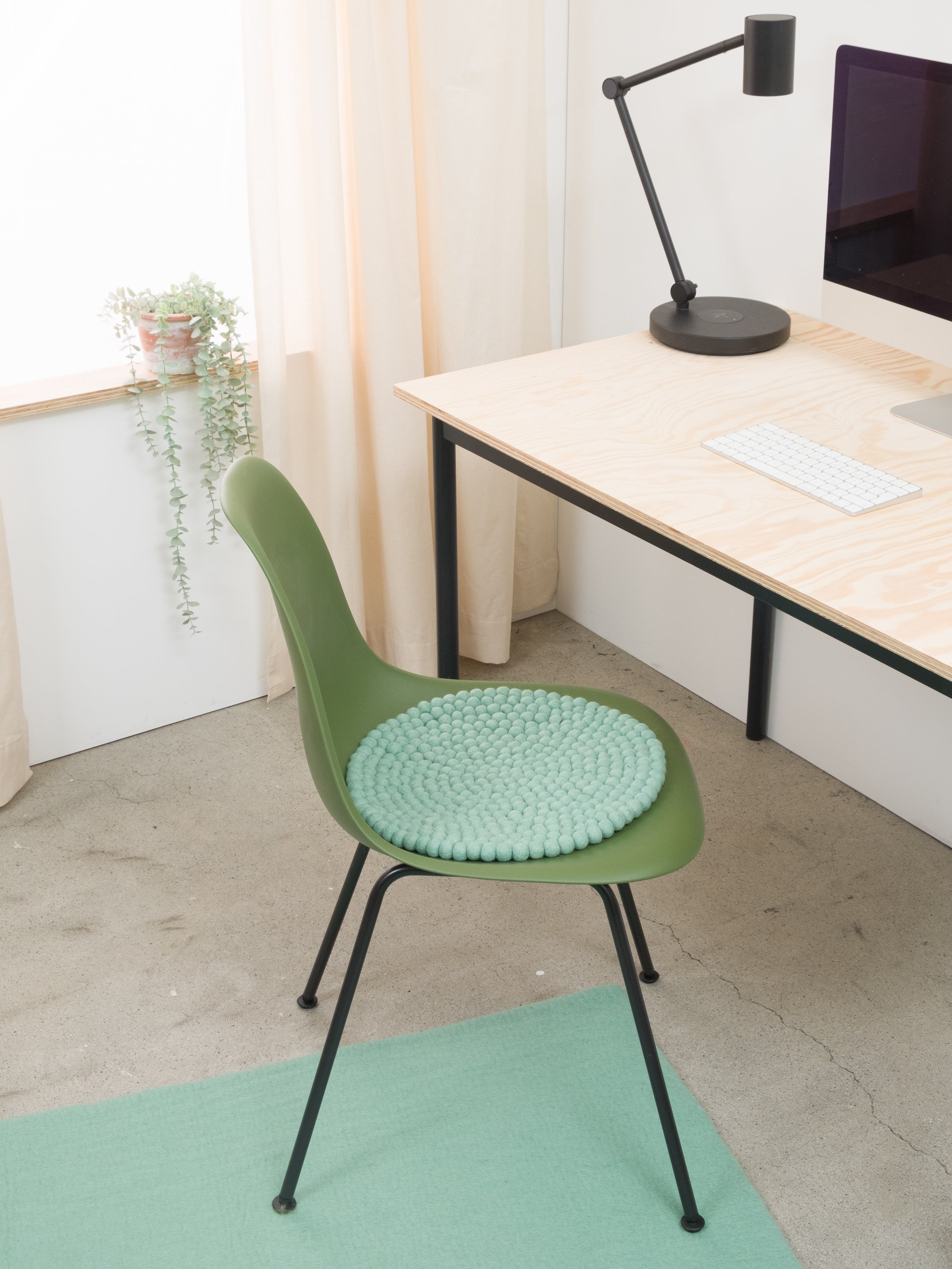 myfelt Fine Filzkugelteppich Blau aus Schurwolle – Bild 9