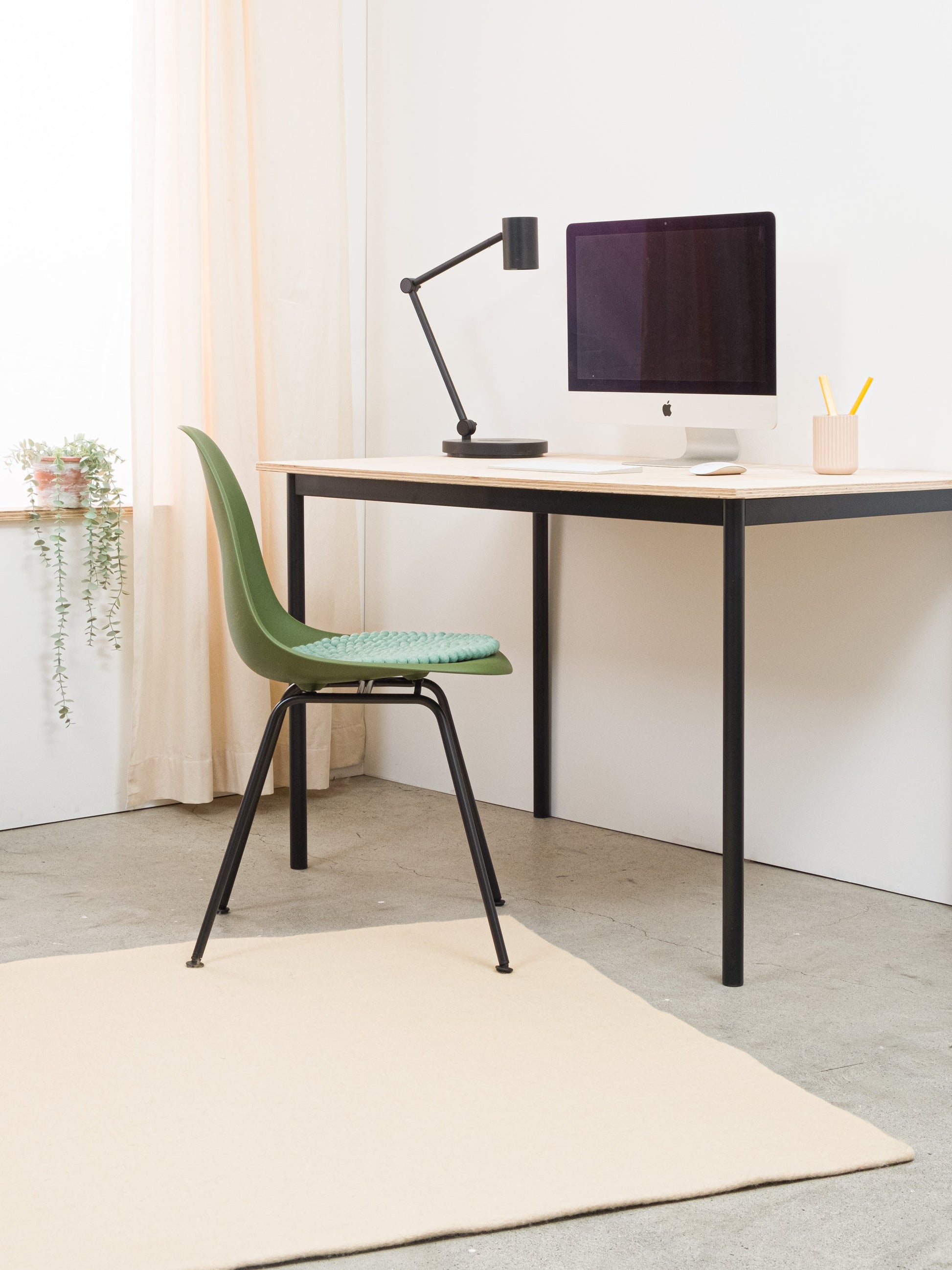 myfelt Levi Filzkugelteppich Beige aus Schurwolle – Bild 11