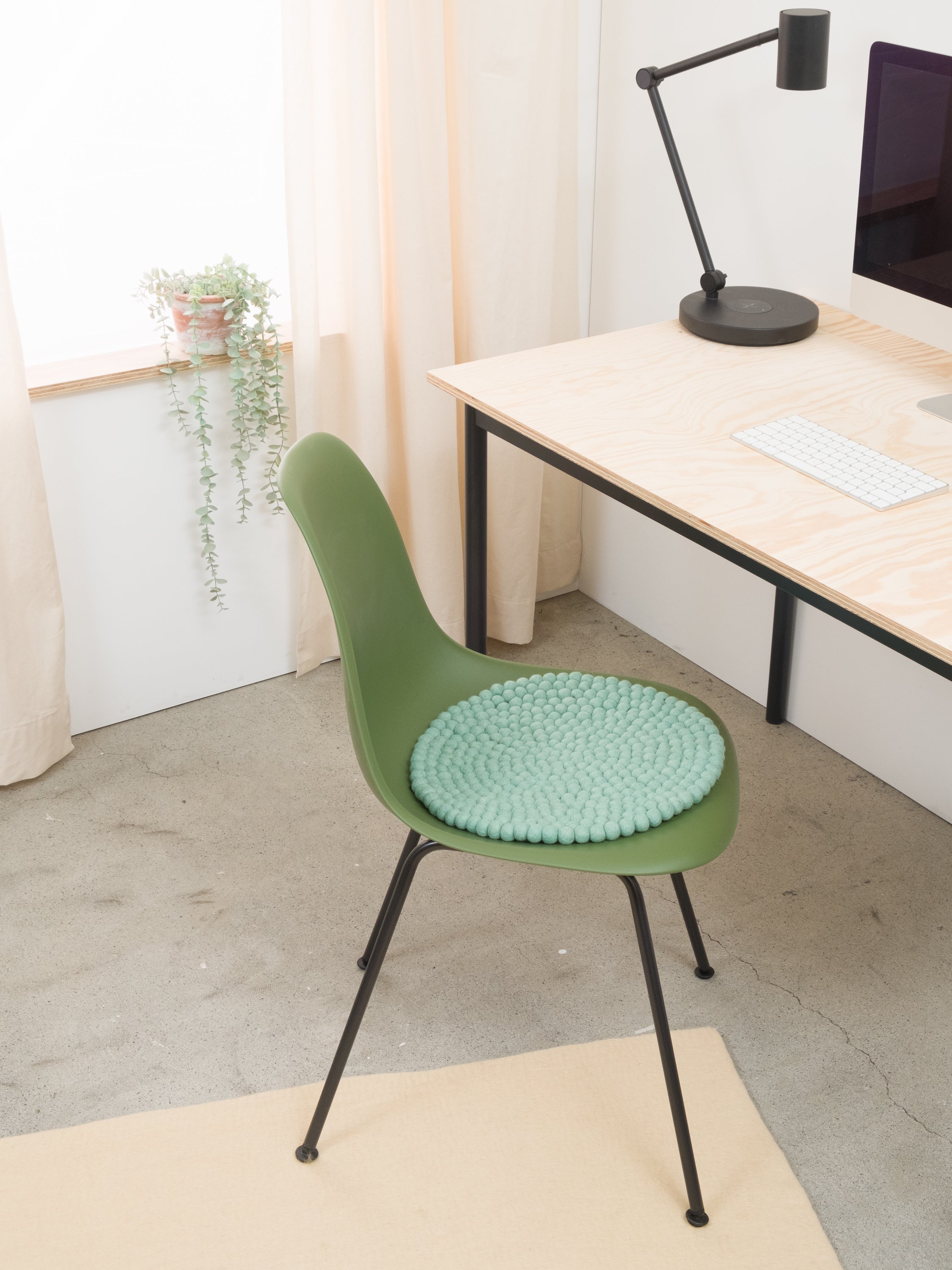 myfelt Levi Filzkugelteppich Beige aus Schurwolle – Bild 5