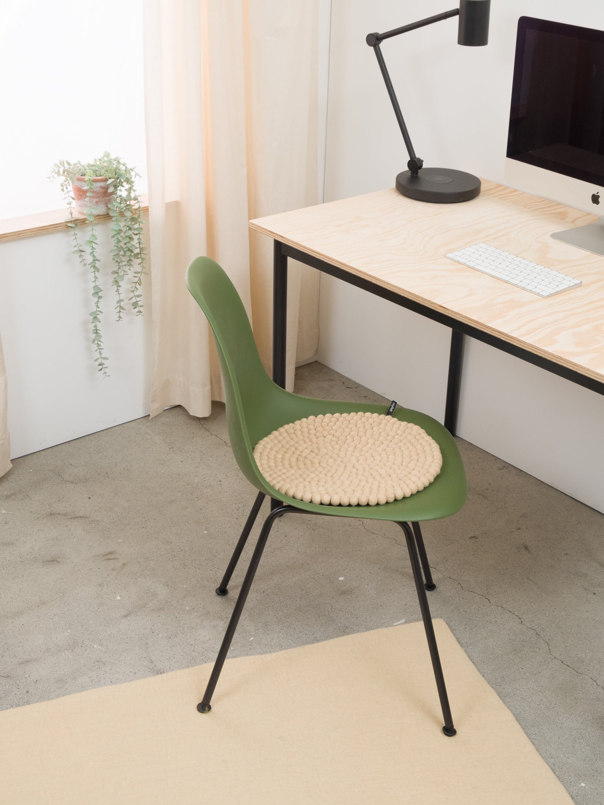 myfelt Levi Filzkugelteppich Beige aus Schurwolle – Bild 2