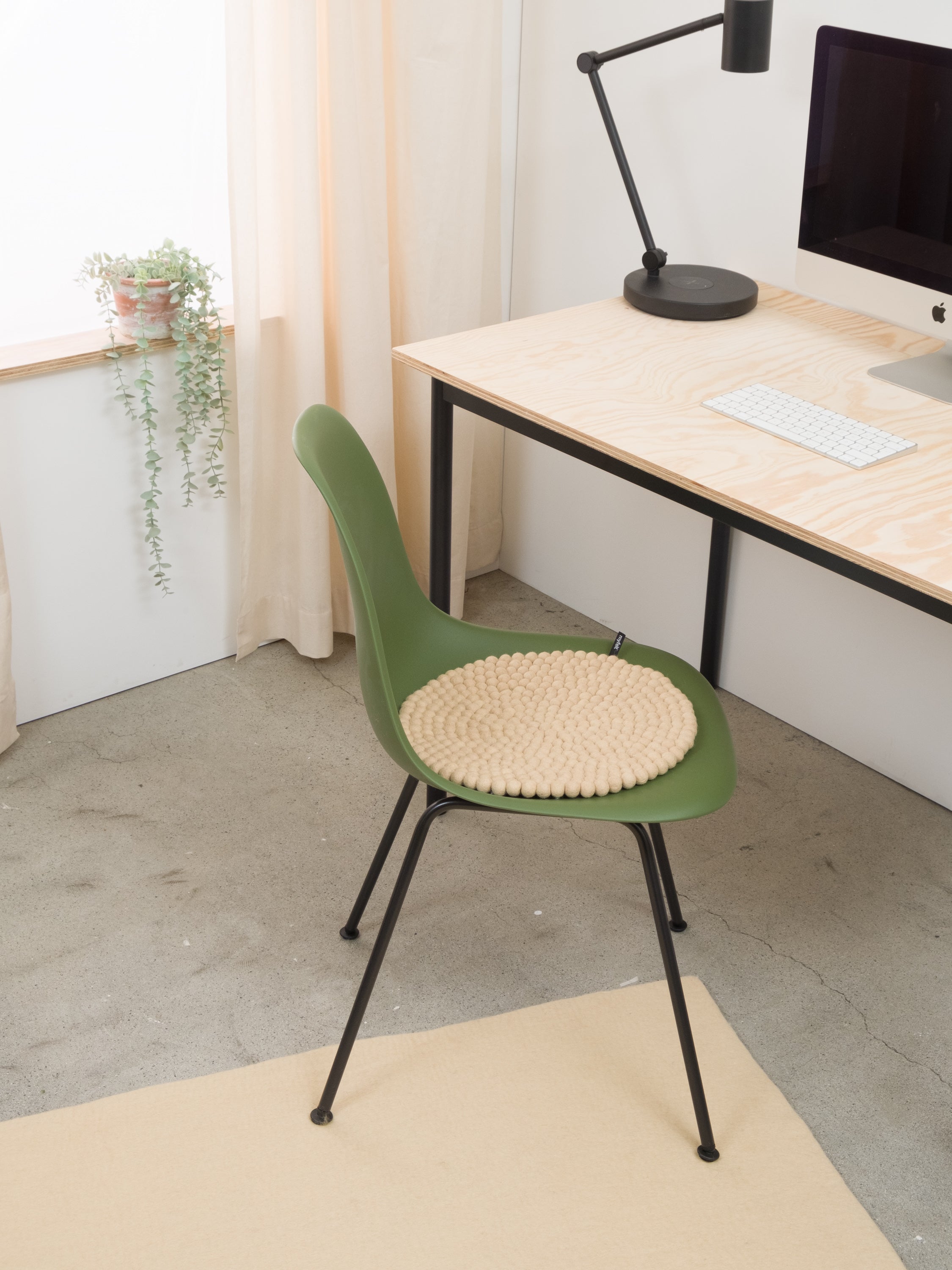 myfelt Levi Filzkugelteppich Beige aus Schurwolle – Bild 2