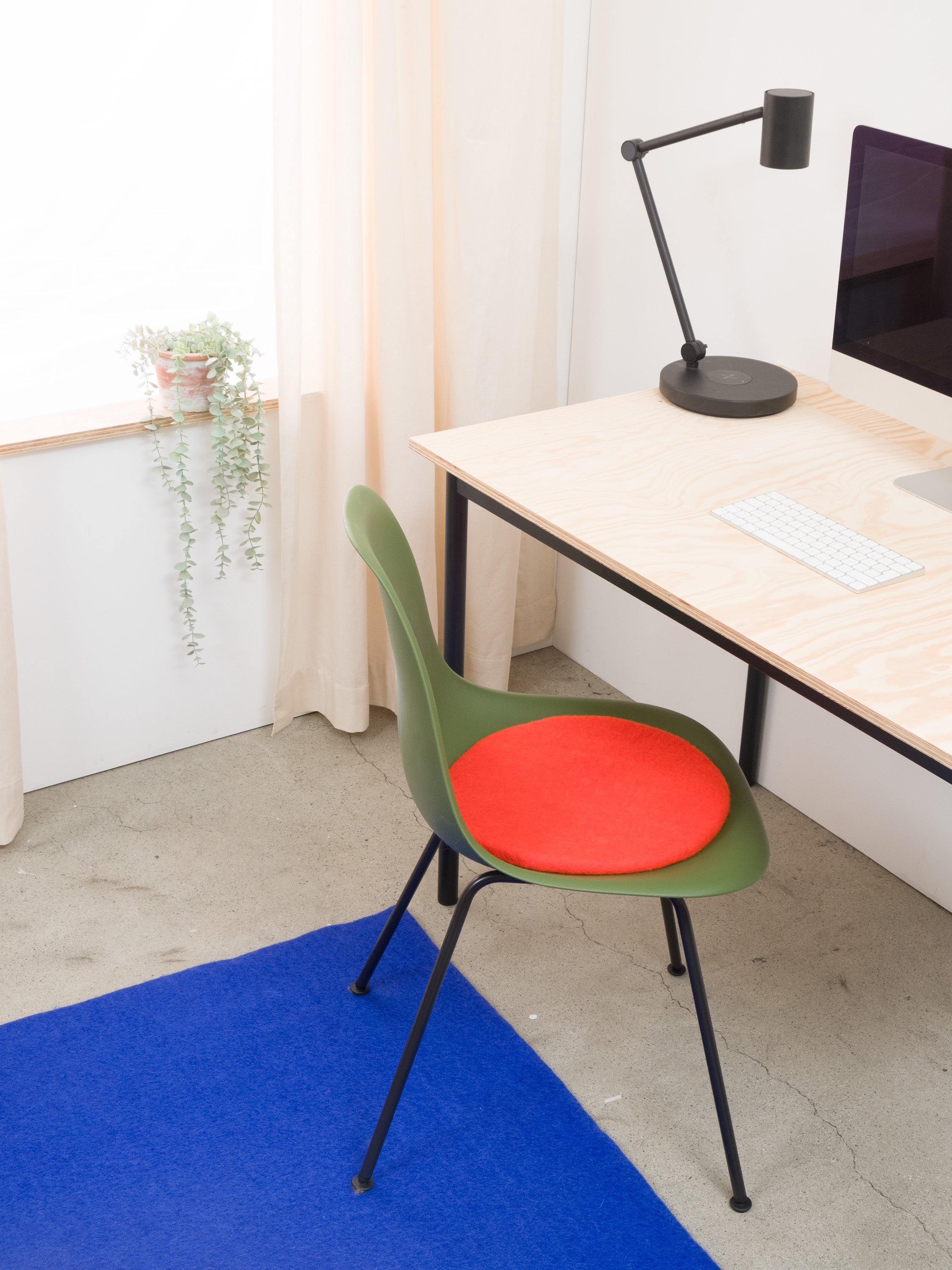 myfelt Isa Filzkugelteppich Blau aus Schurwolle – Bild 10