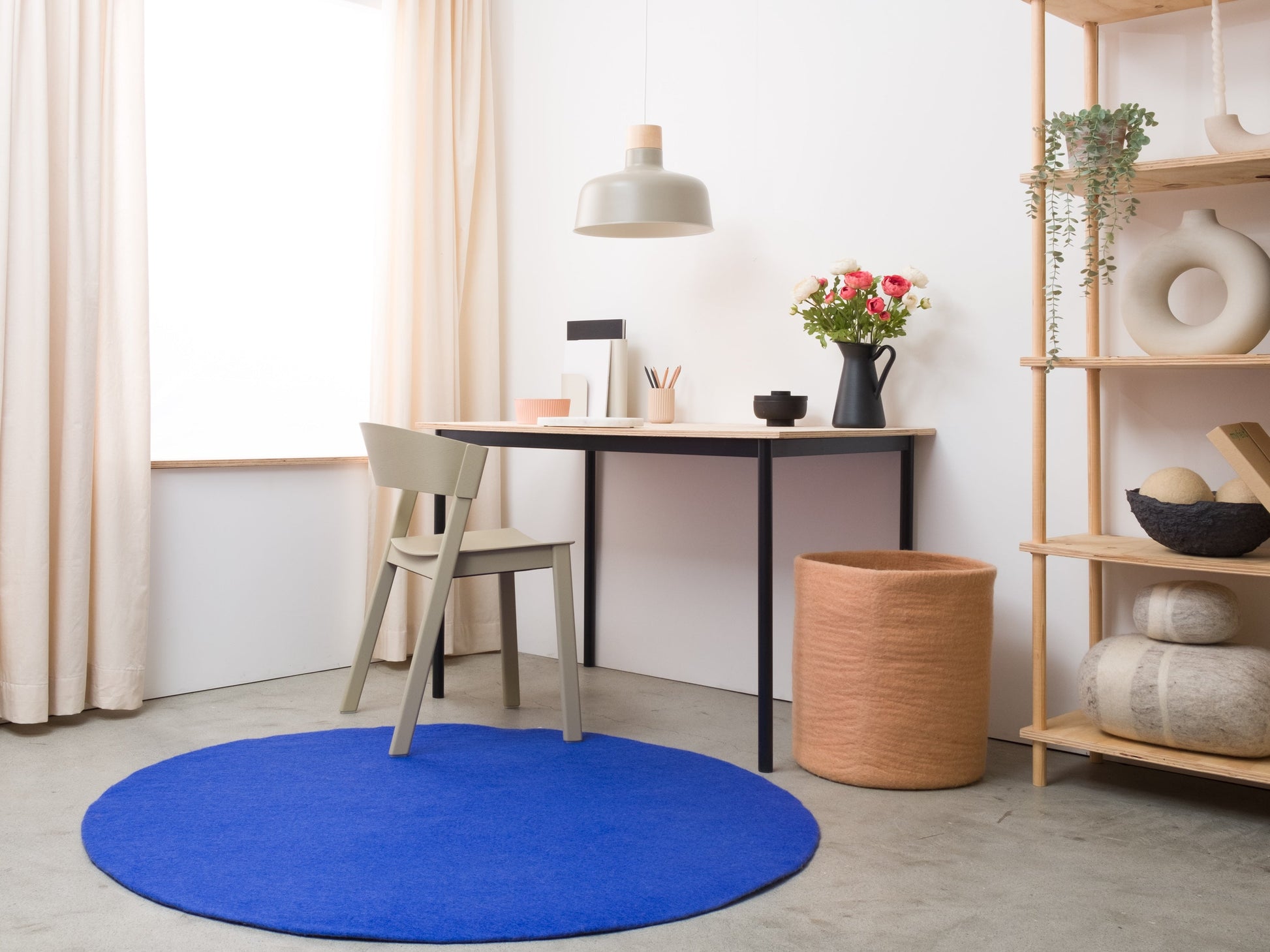 myfelt Isa Filzkugelteppich Blau aus Schurwolle – Bild 12