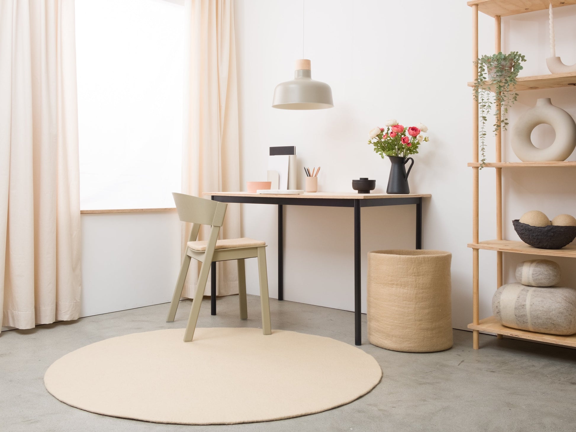 myfelt Levi Filzkugelteppich Beige aus Schurwolle – Bild 7