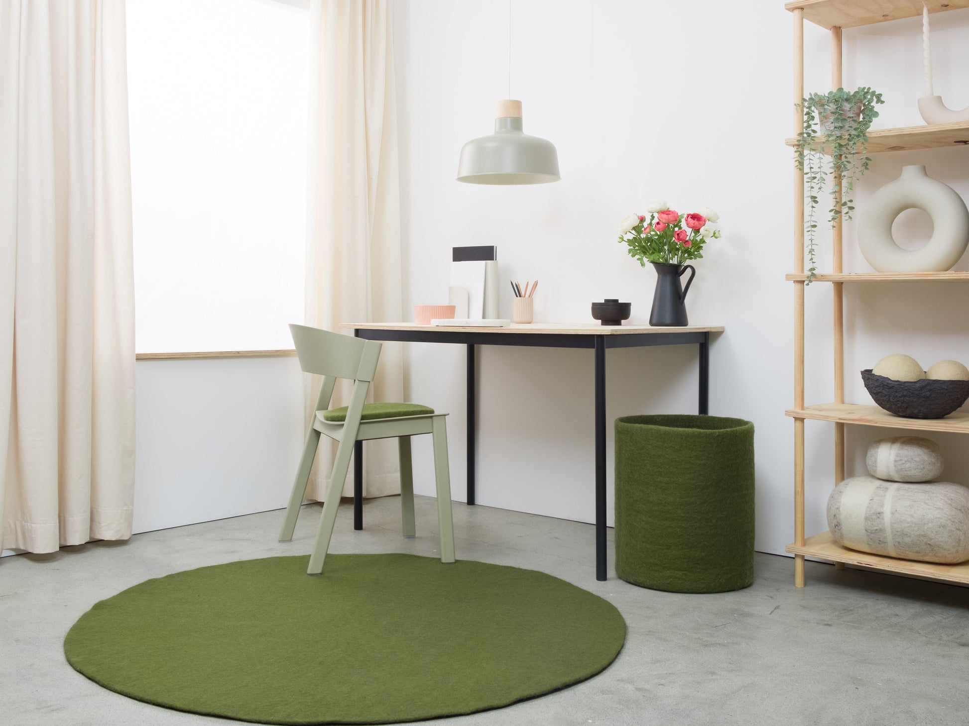 myfelt Jost Filzkugelteppich Grün aus Schurwolle – Bild 5