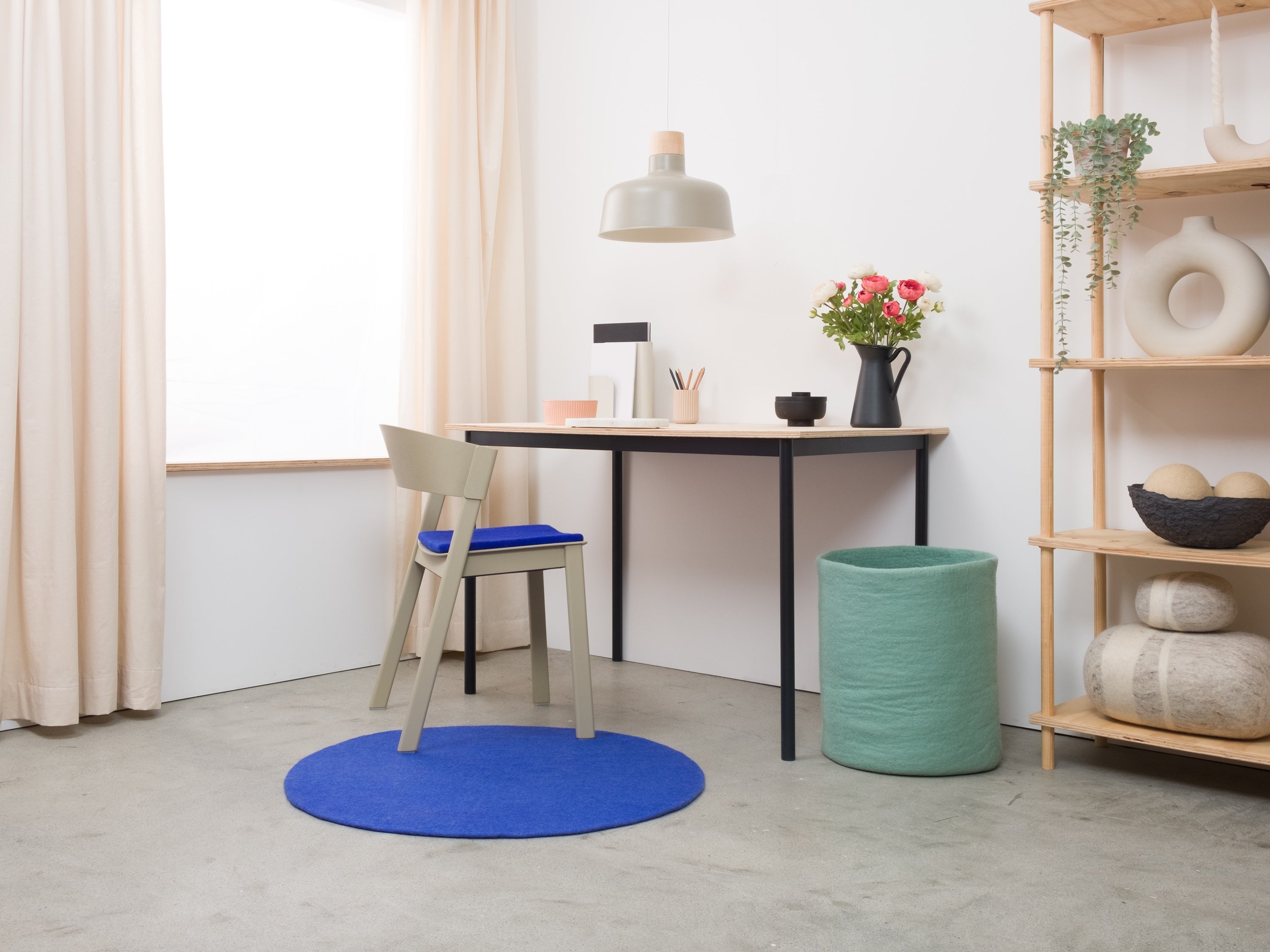 myfelt Isa Filzkugelteppich Blau aus Schurwolle – Bild 13