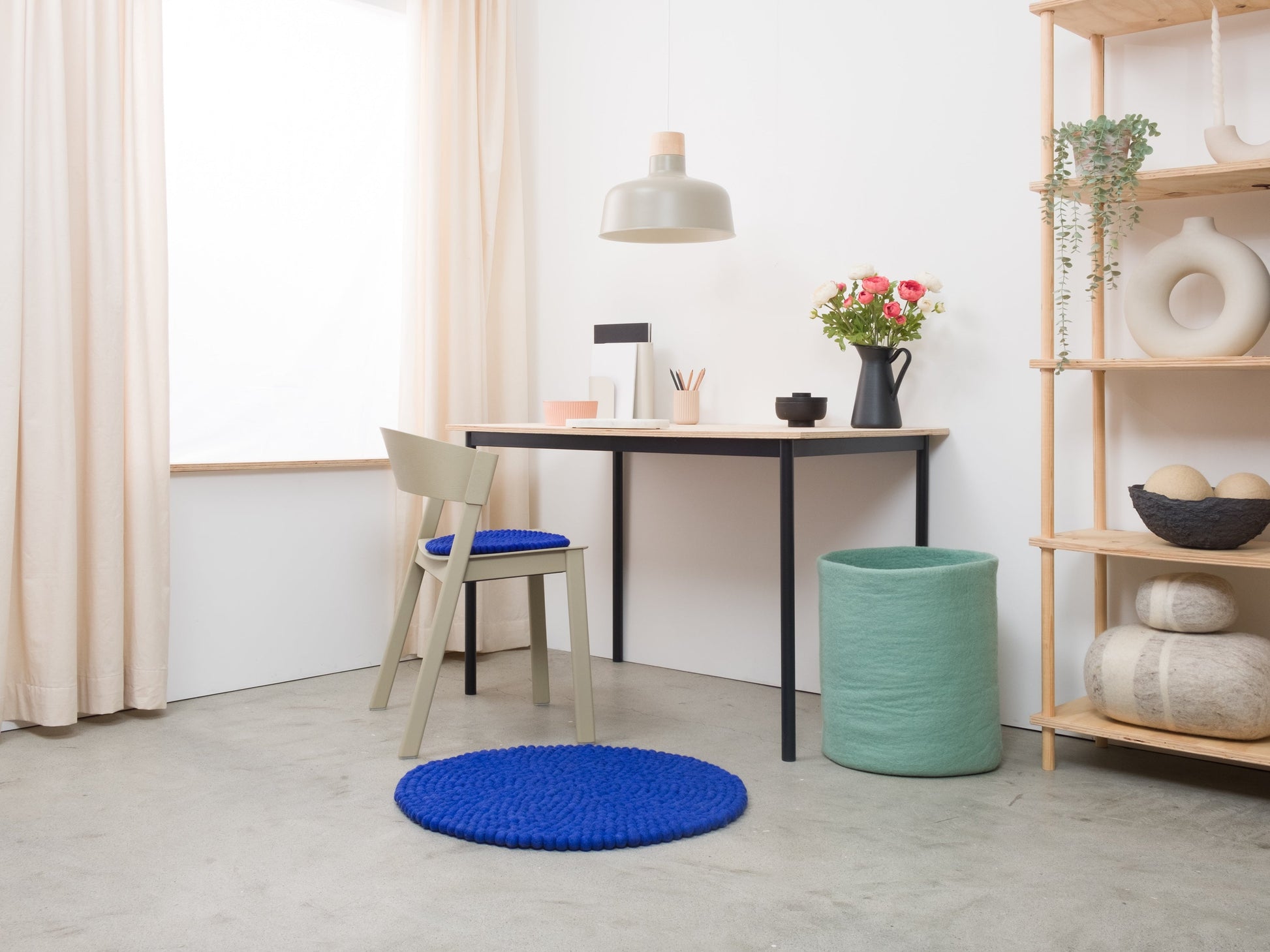 myfelt Isa Filzkugelteppich Blau aus Schurwolle – Bild 9