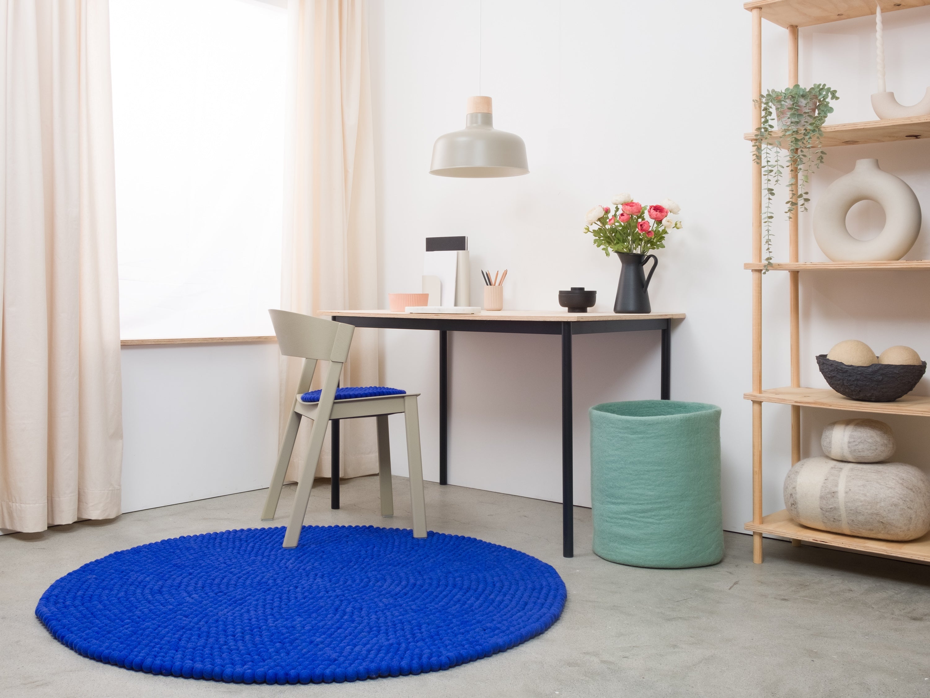 myfelt Isa Filzkugelteppich Blau aus Schurwolle – Bild 10