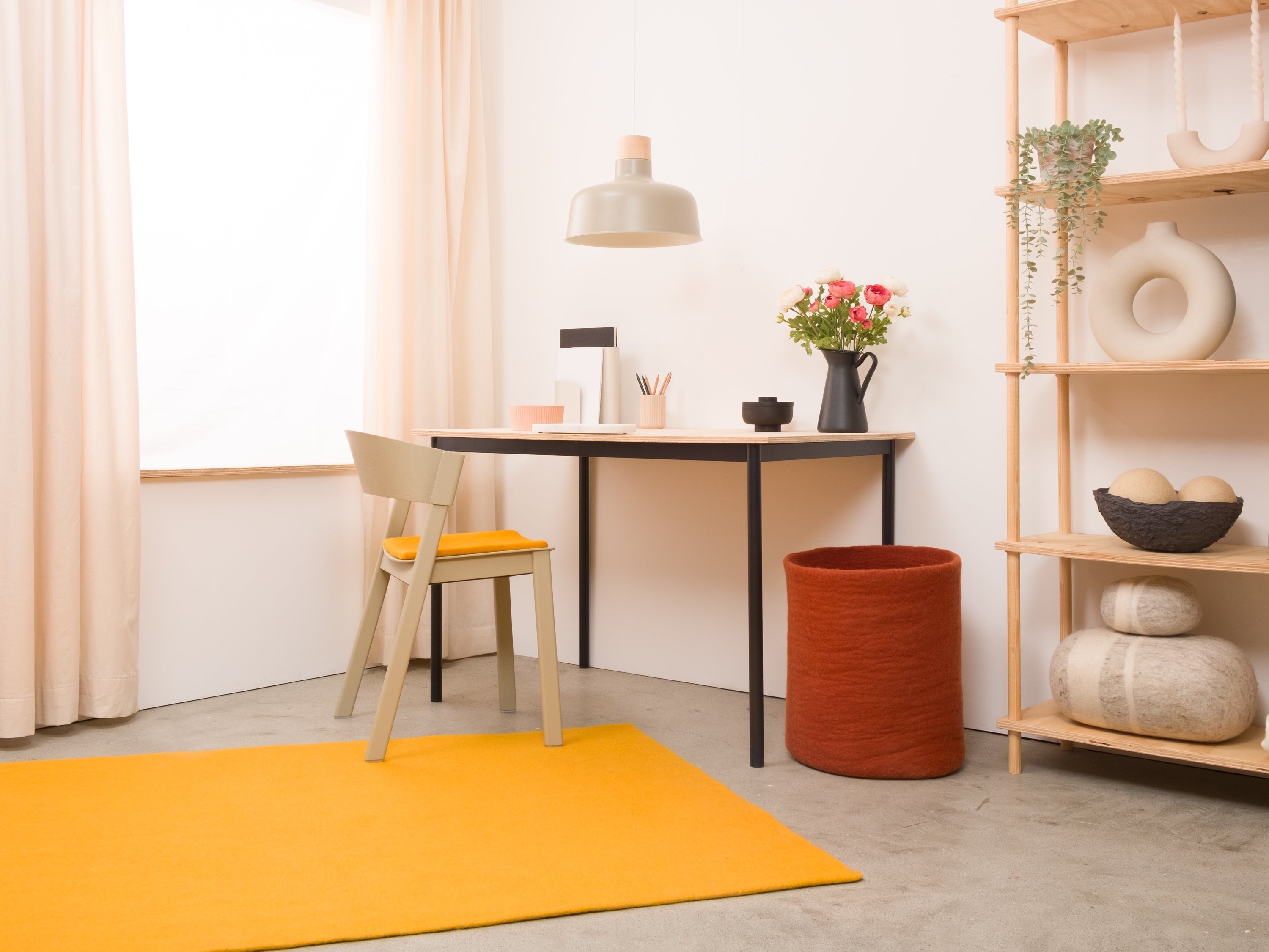 myfelt Risa Filzkugelteppich Gelb aus Schurwolle – Bild 5