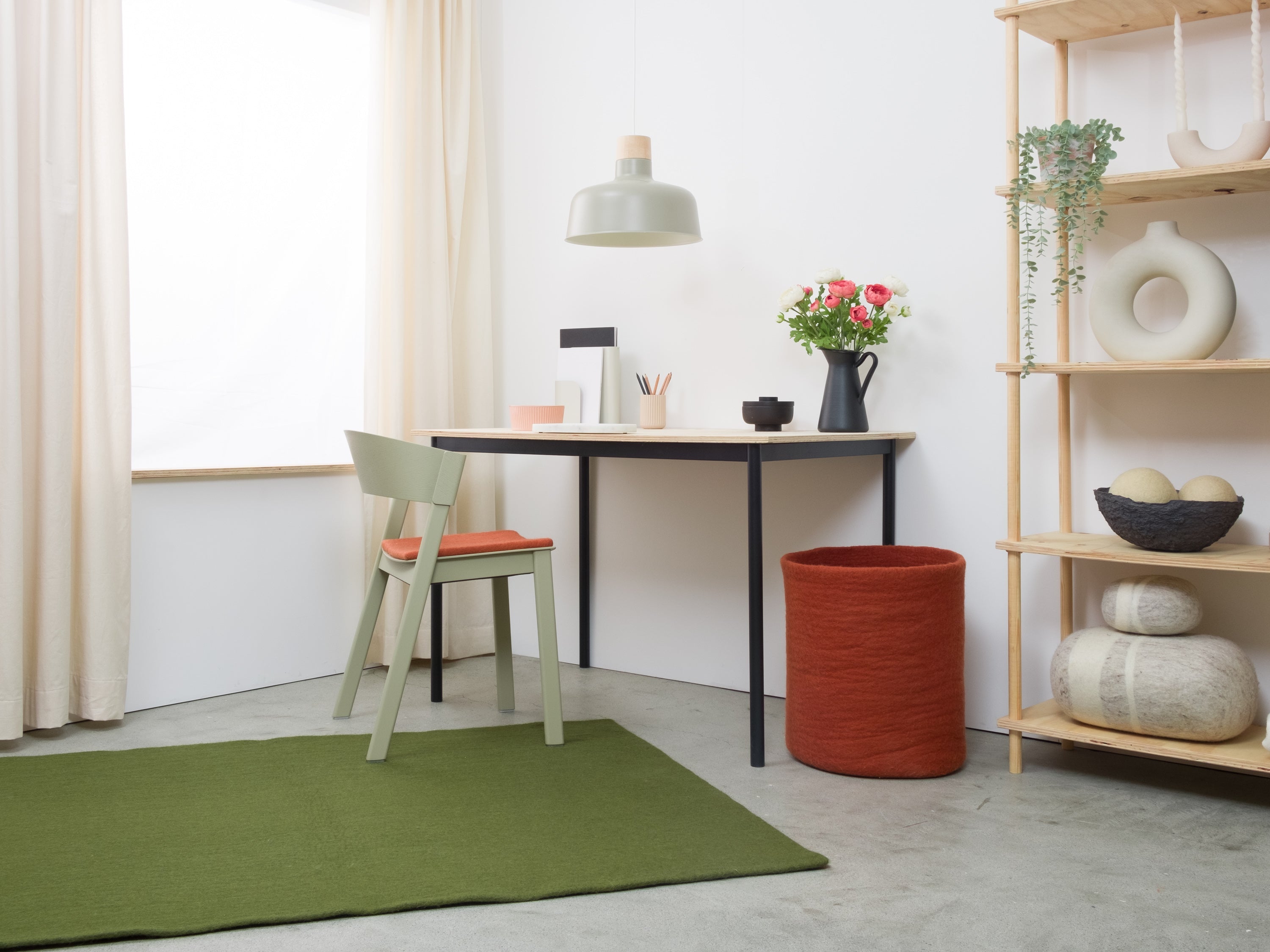 myfelt Jost Filzkugelteppich Grün aus Schurwolle – Bild 5